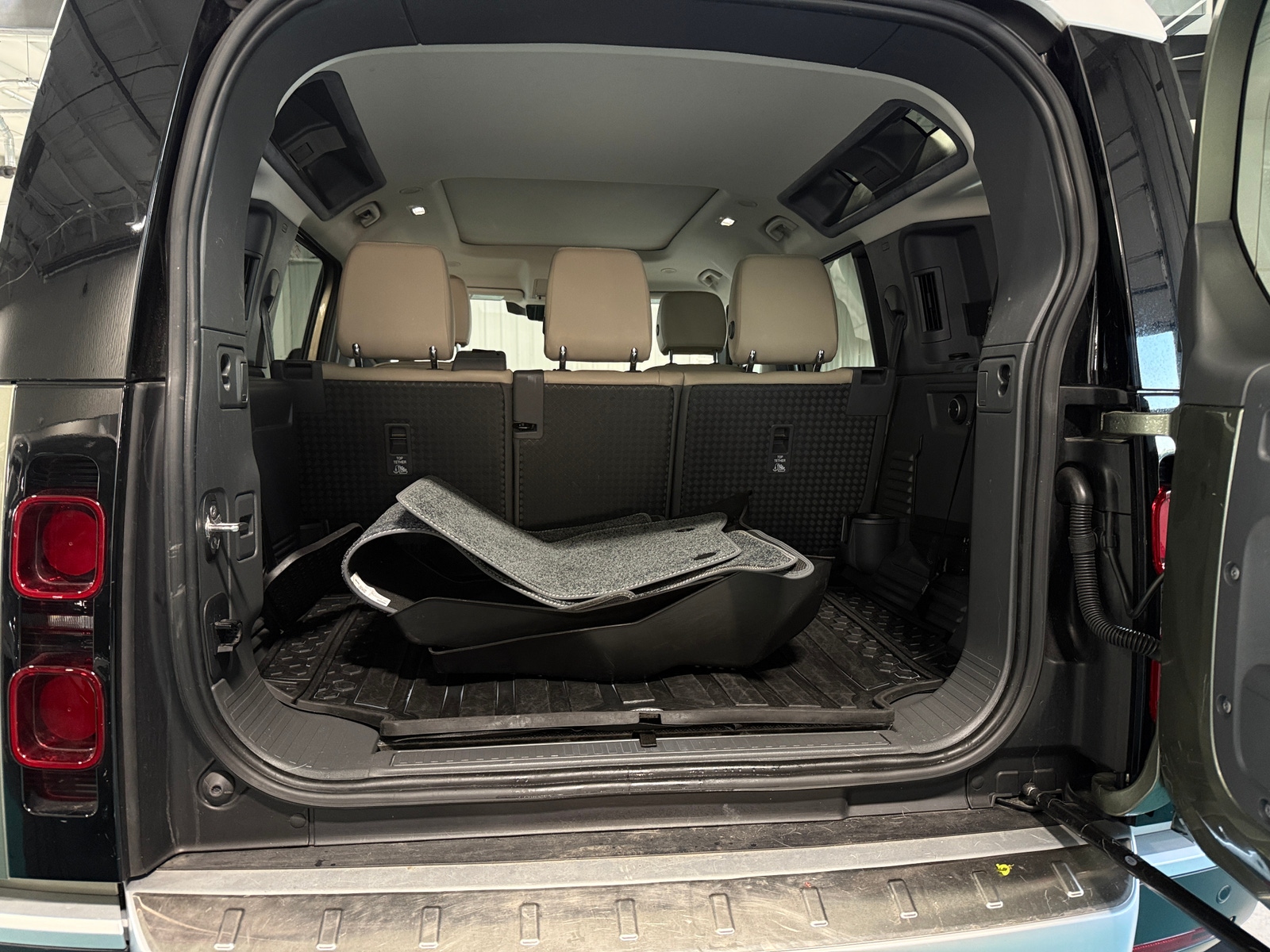 Thumbnail: 2022 Land Rover Defender - 6