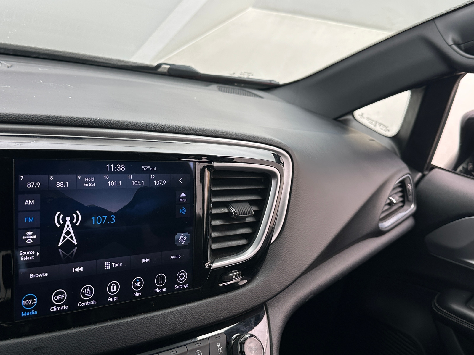 Thumbnail: 2019 Chrysler Pacifica - 3