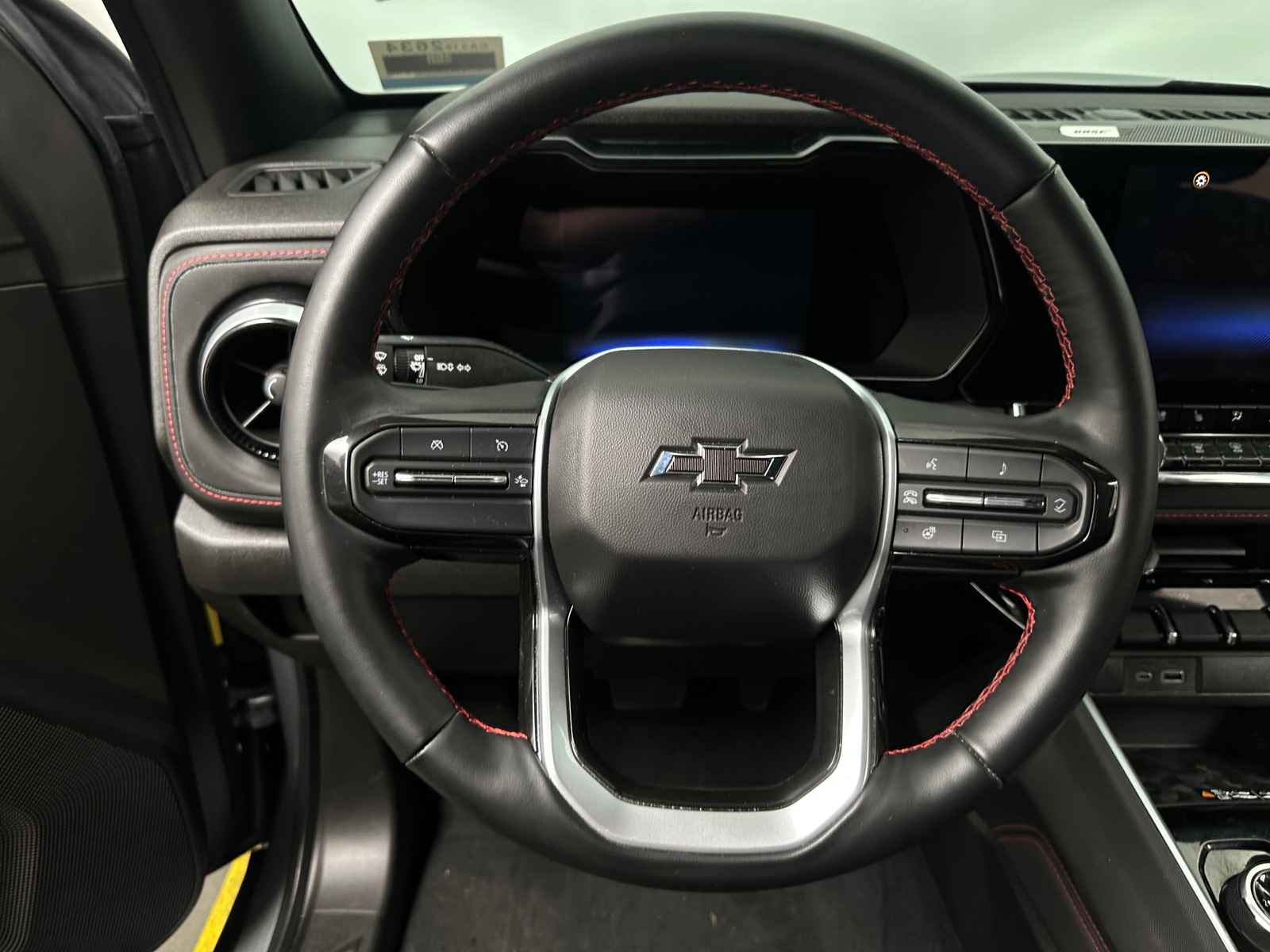 Thumbnail: 2023 Chevrolet Colorado - 4