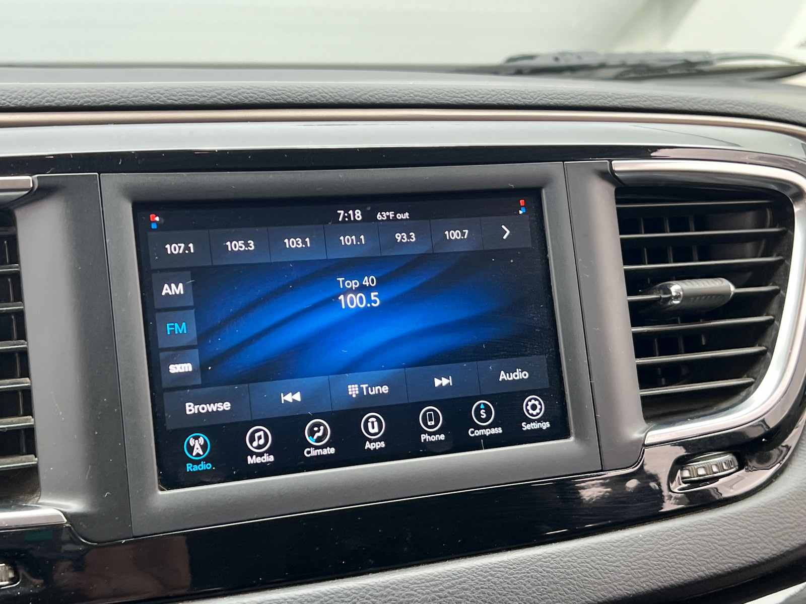 Thumbnail: 2020 Chrysler Voyager - 4