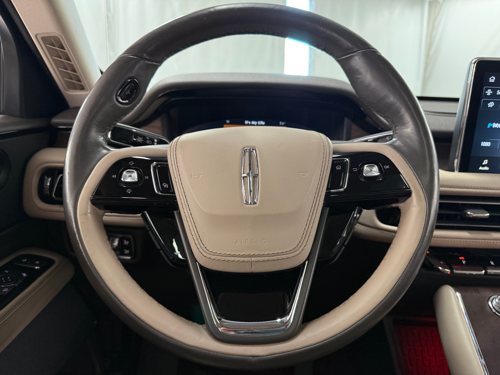 Thumbnail: 2022 Lincoln Aviator - 4