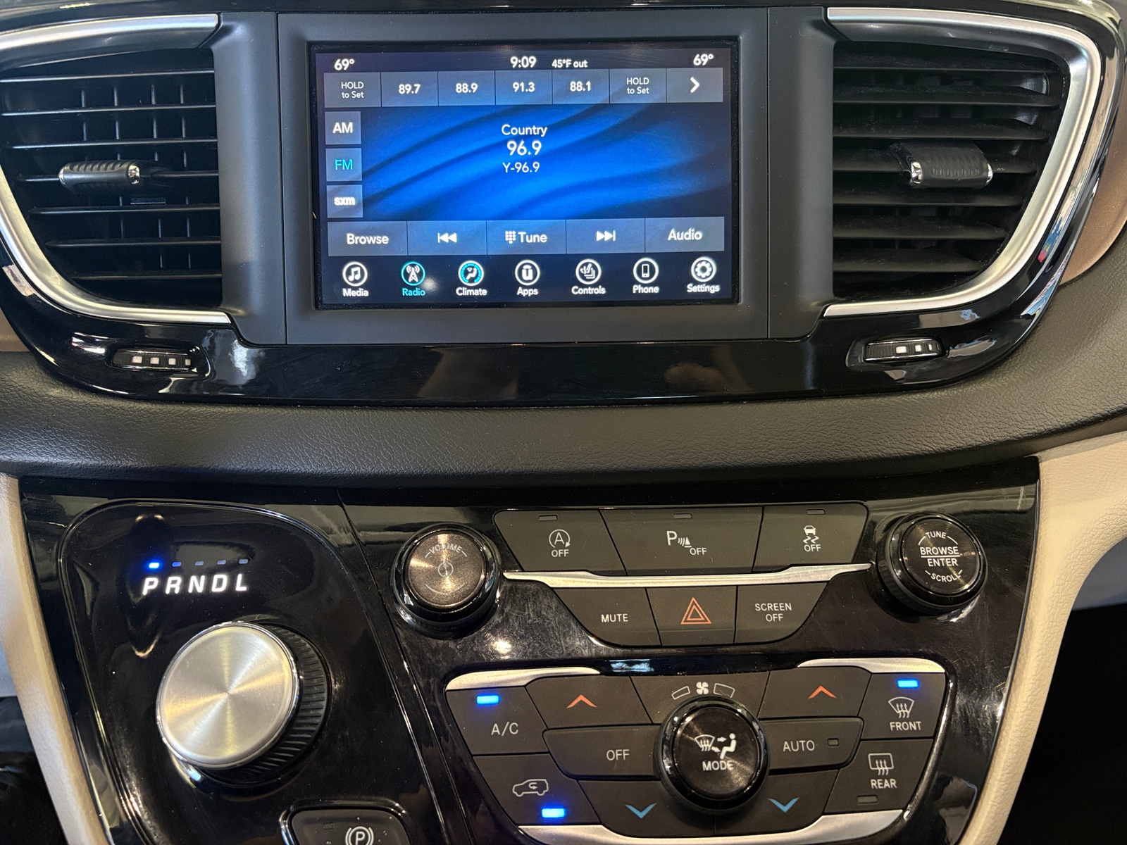 Thumbnail: 2019 Chrysler Pacifica - 3