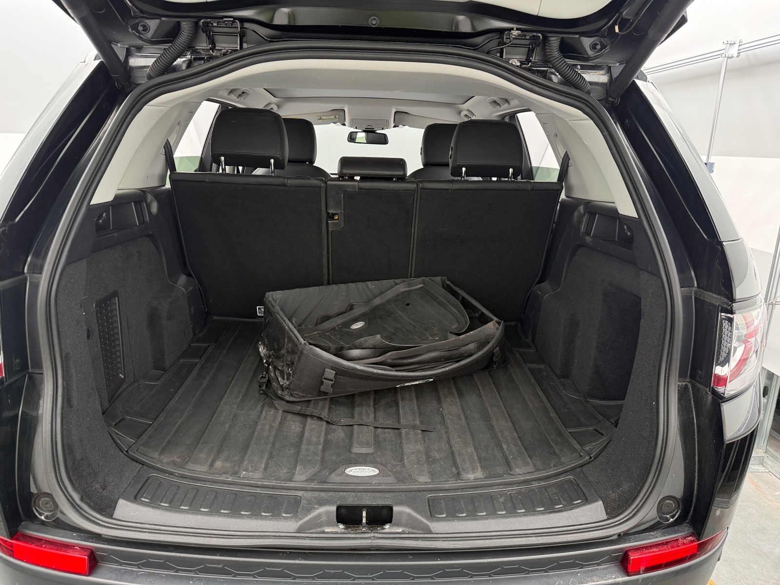 Thumbnail: 2019 Land Rover Discovery Sport - 6