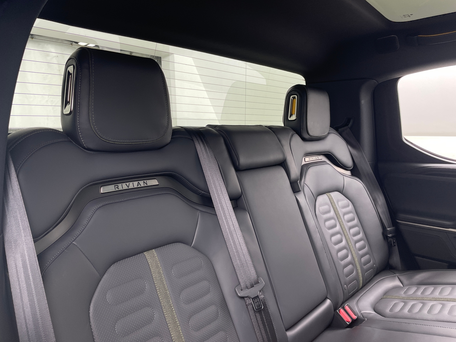 Thumbnail: 2025 Rivian R1T - 5