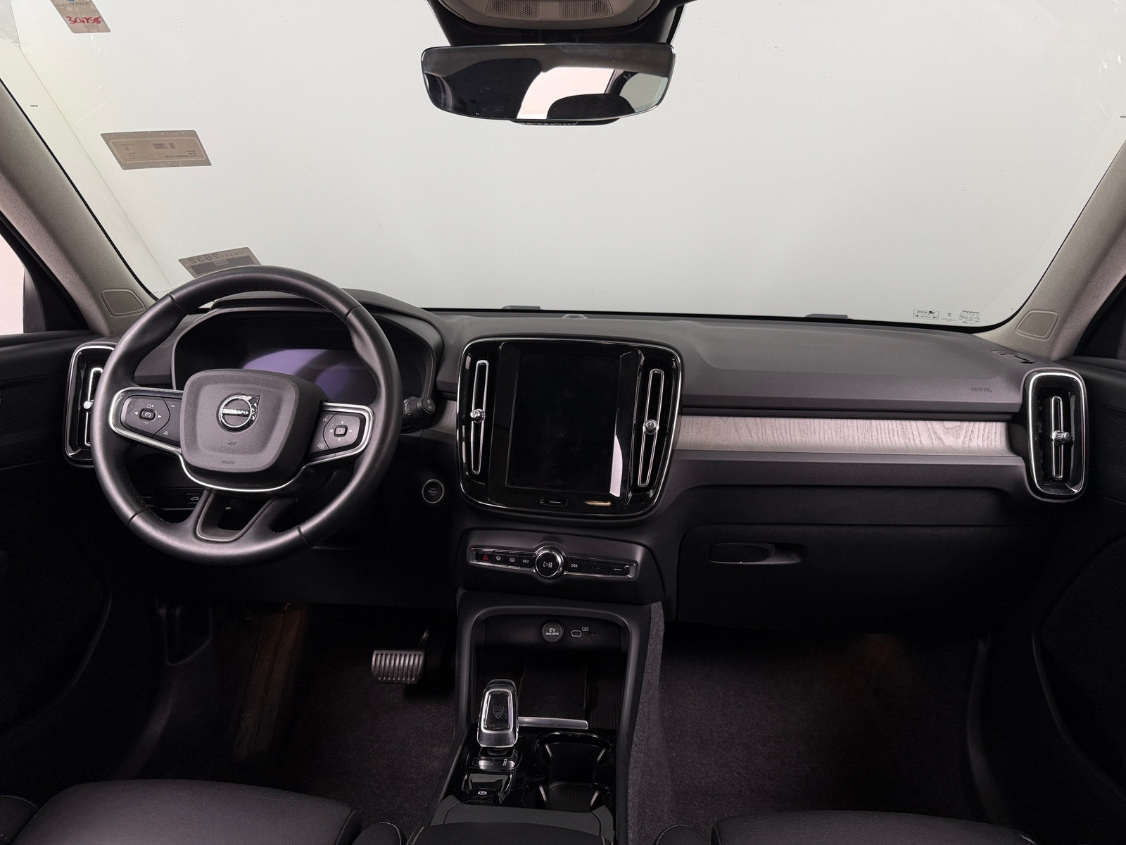 Thumbnail: 2025 Volvo XC40 - 3