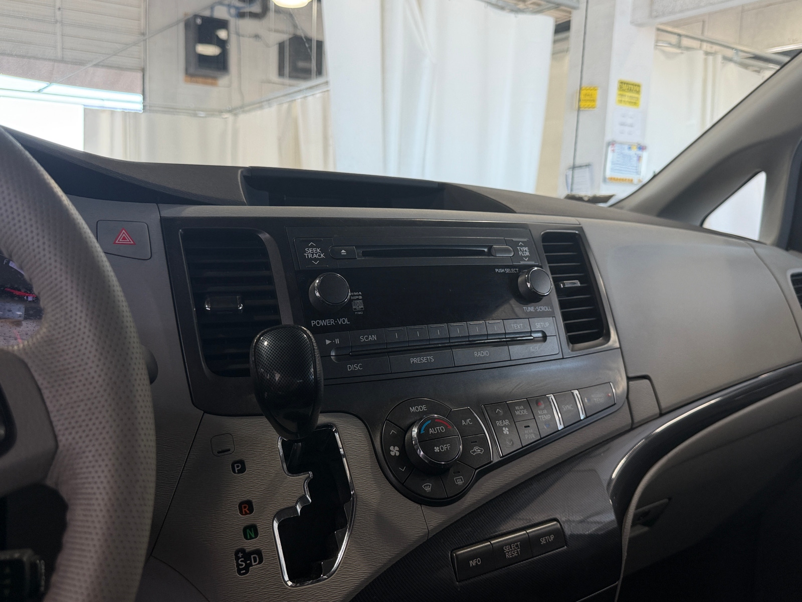 Thumbnail: 2014 Toyota Sienna - 4