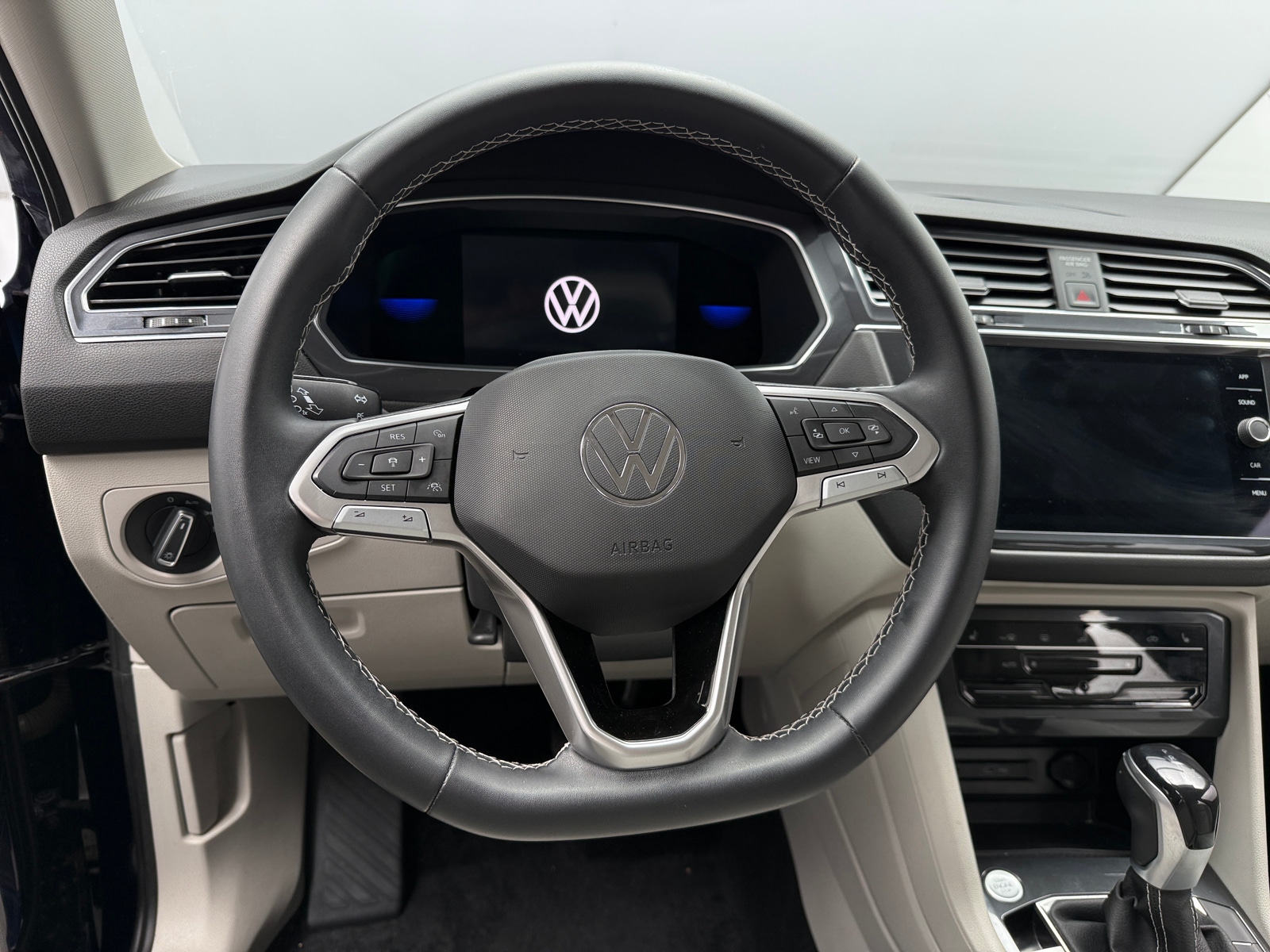 Thumbnail: 2023 Volkswagen Tiguan - 4