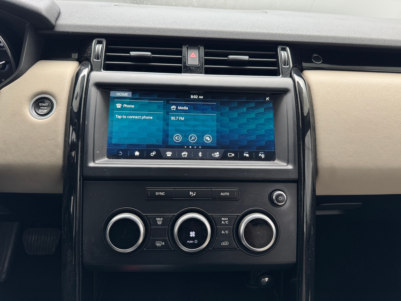 Thumbnail: 2020 Land Rover Discovery - 3