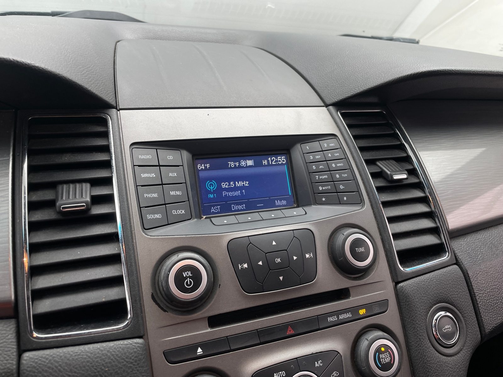 Thumbnail: 2015 Ford Taurus - 4