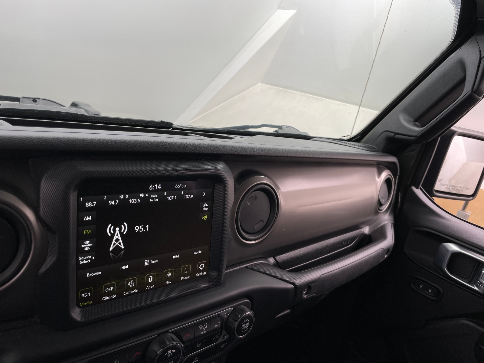 Thumbnail: 2021 Jeep Gladiator - 4