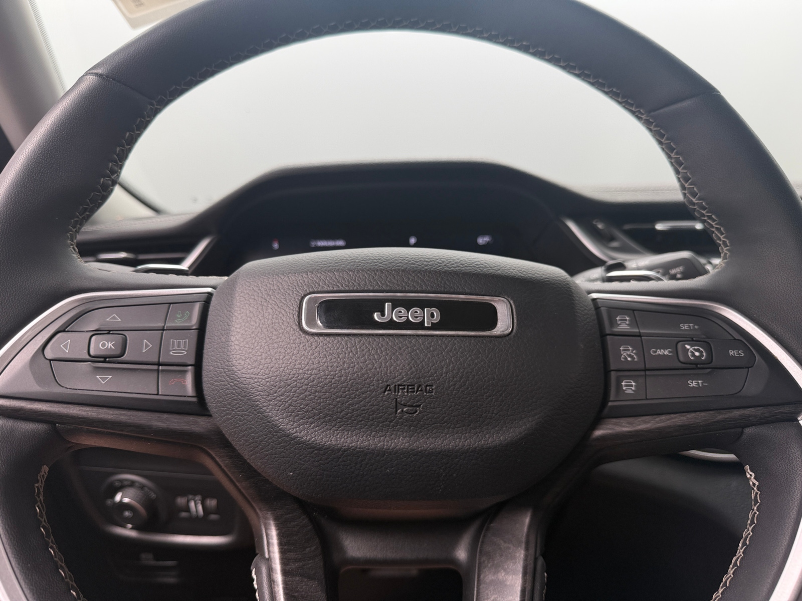 Thumbnail: 2023 Jeep Grand Cherokee L - 4