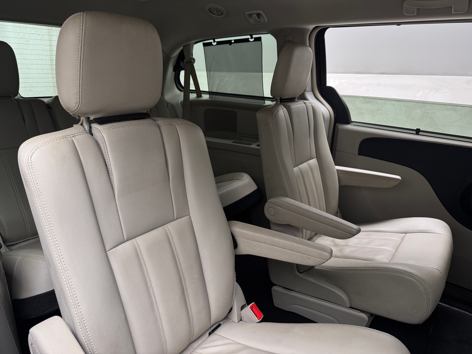 Thumbnail: 2016 Chrysler Town & Country - 5