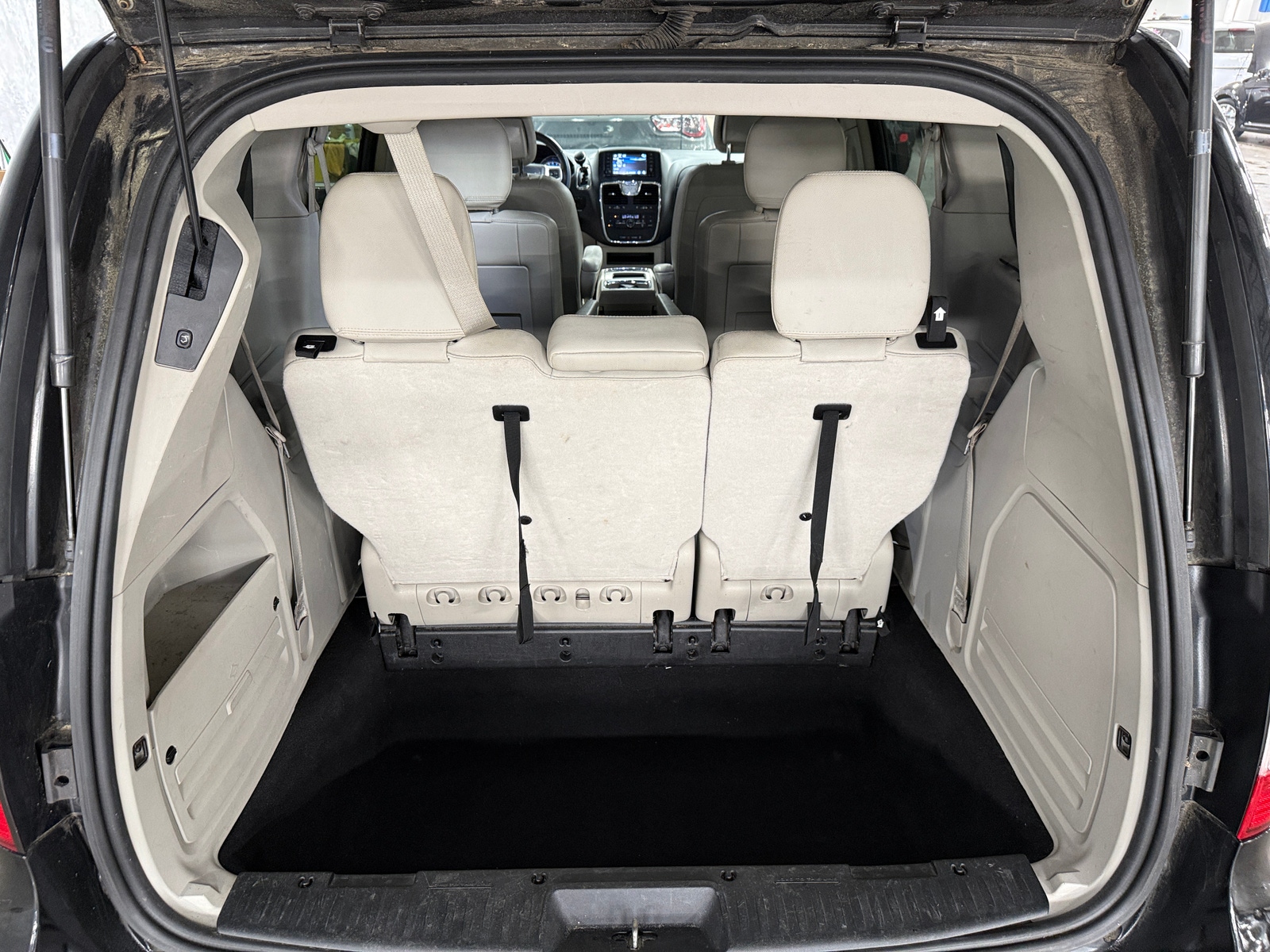 Thumbnail: 2016 Chrysler Town & Country - 6