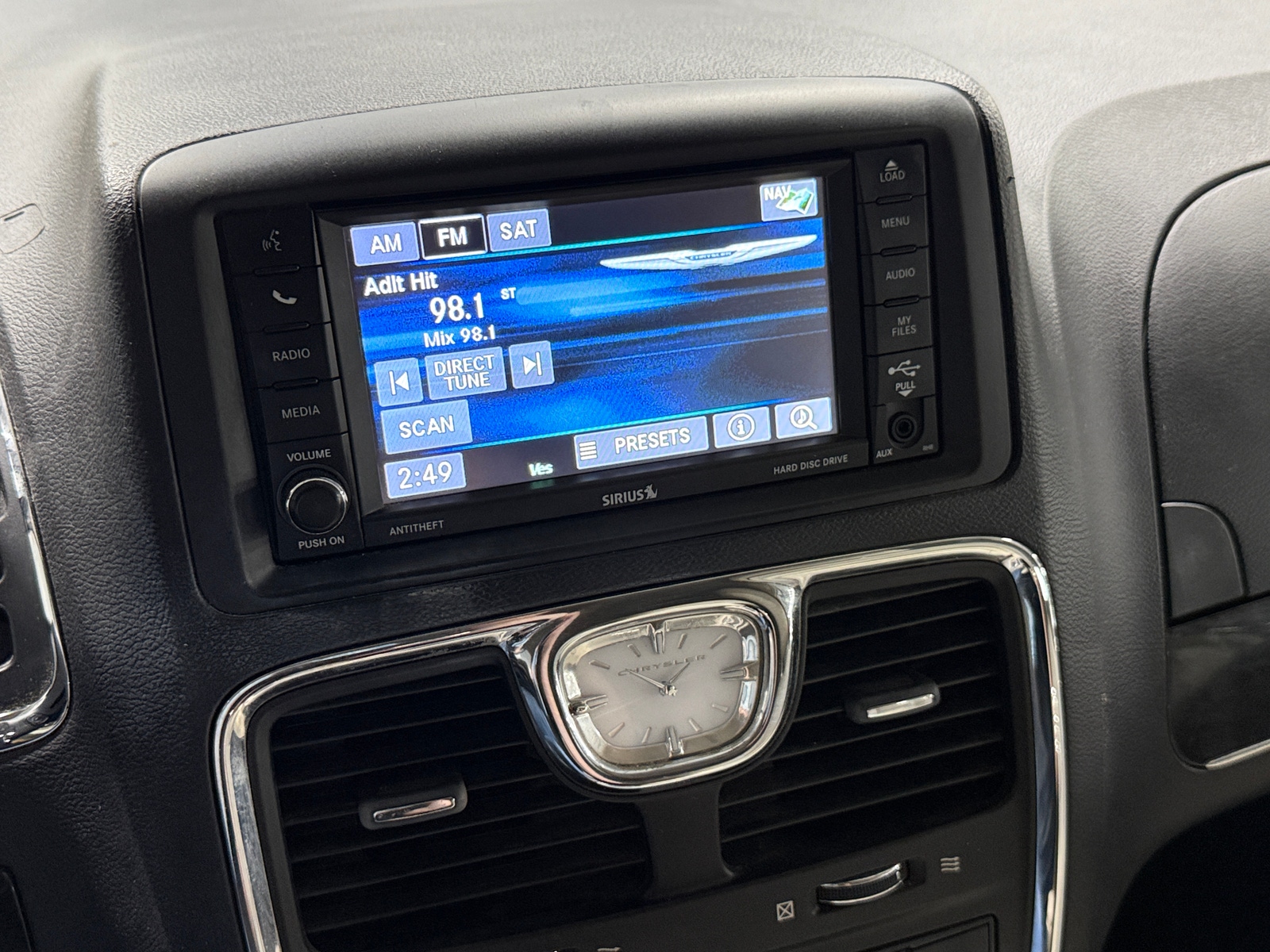 Thumbnail: 2016 Chrysler Town & Country - 3