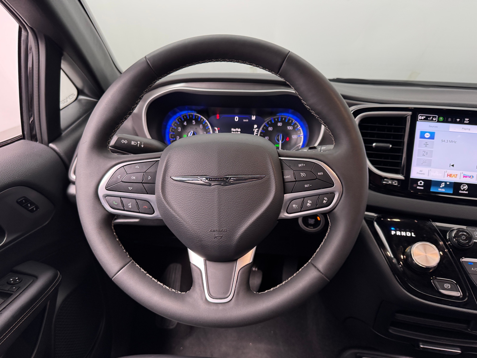 Thumbnail: 2025 Chrysler Pacifica - 4