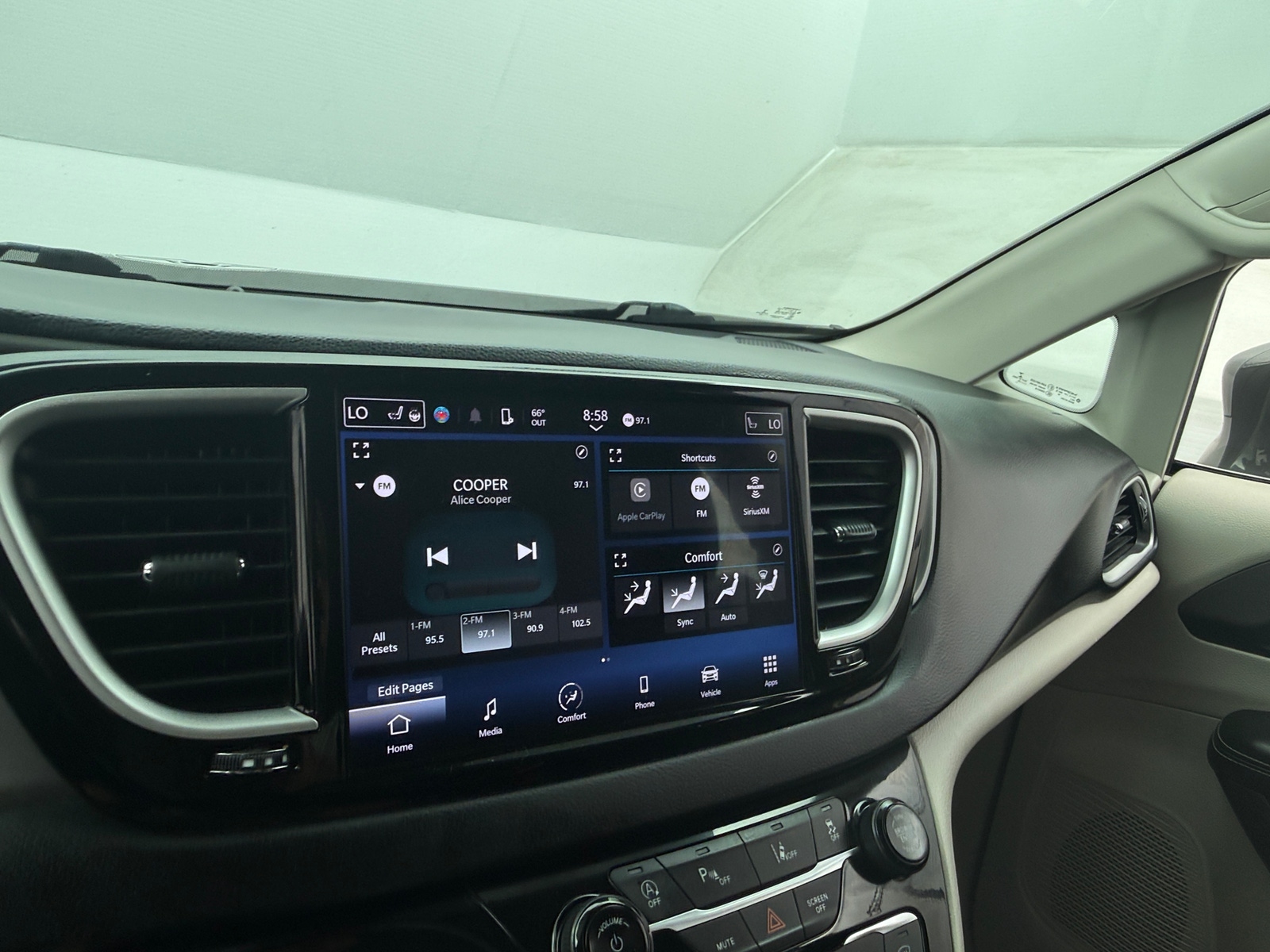 Thumbnail: 2022 Chrysler Pacifica - 3