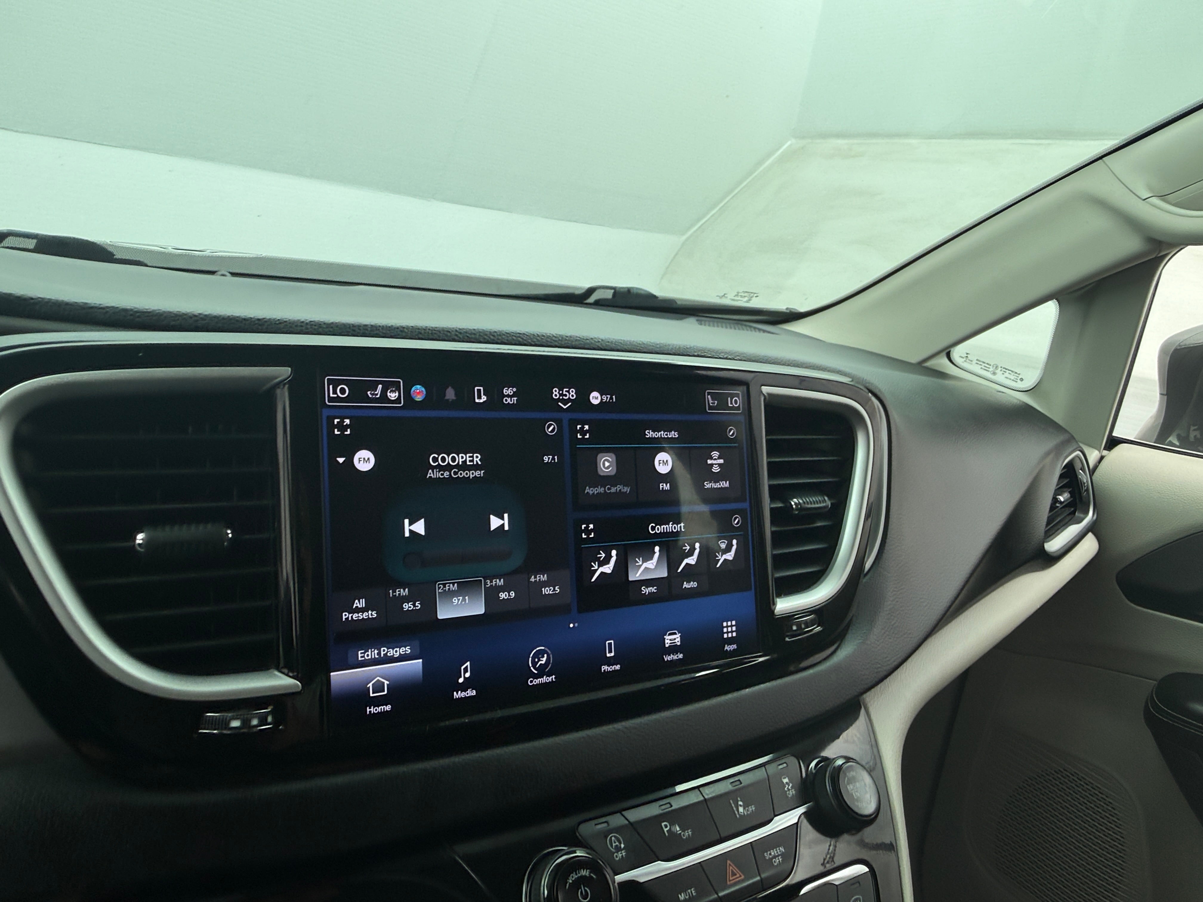 2022 Chrysler Pacifica Touring L - Photo 16