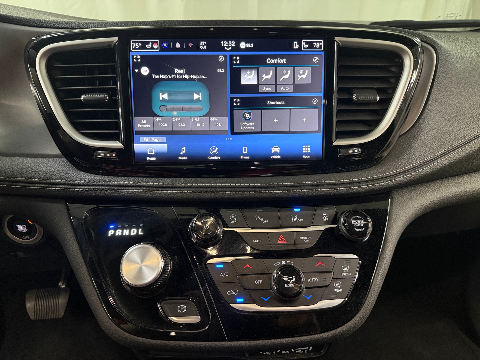 Thumbnail: 2025 Chrysler Pacifica - 3