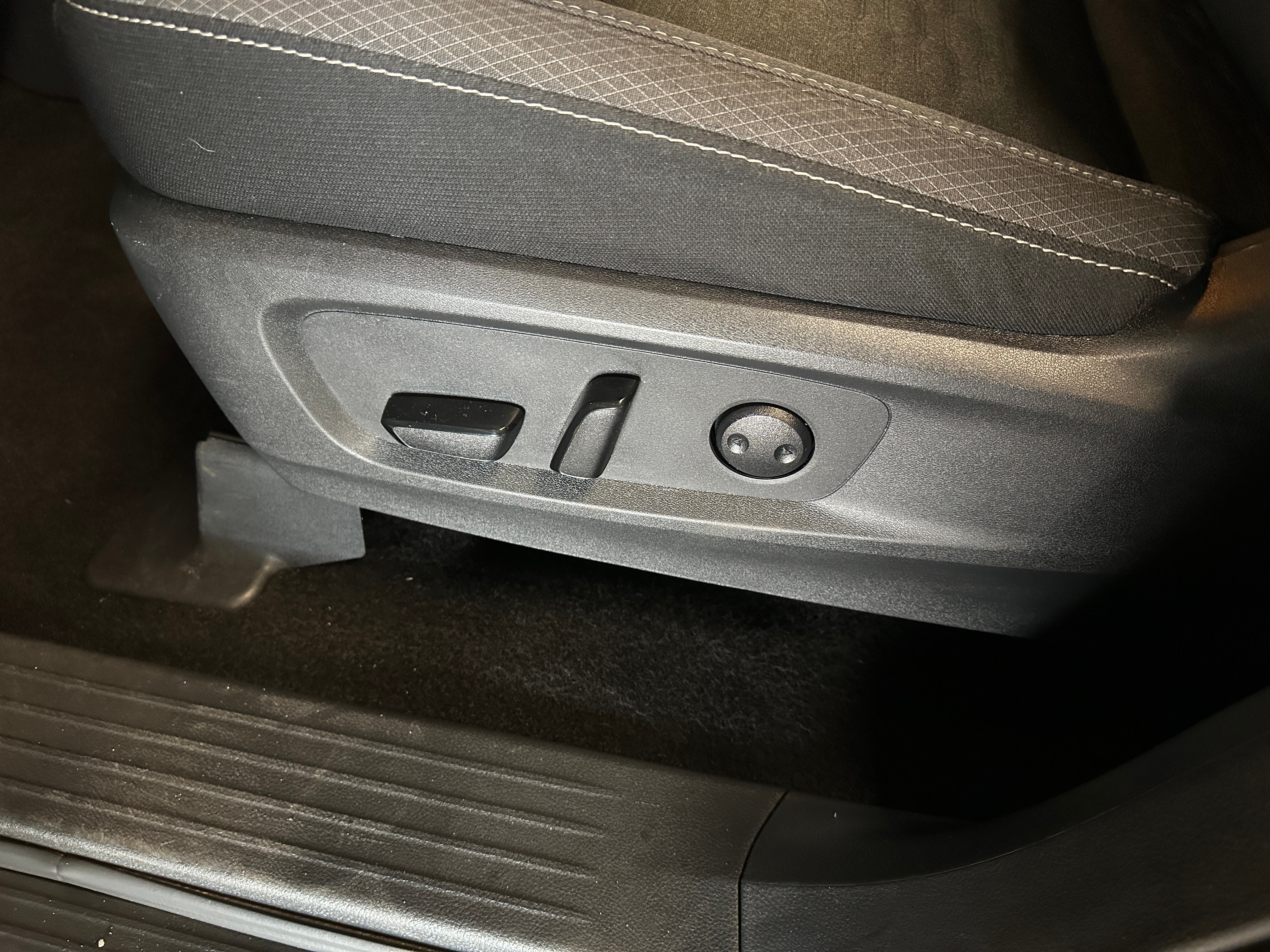 2025 Nissan Pathfinder SV - Photo 11