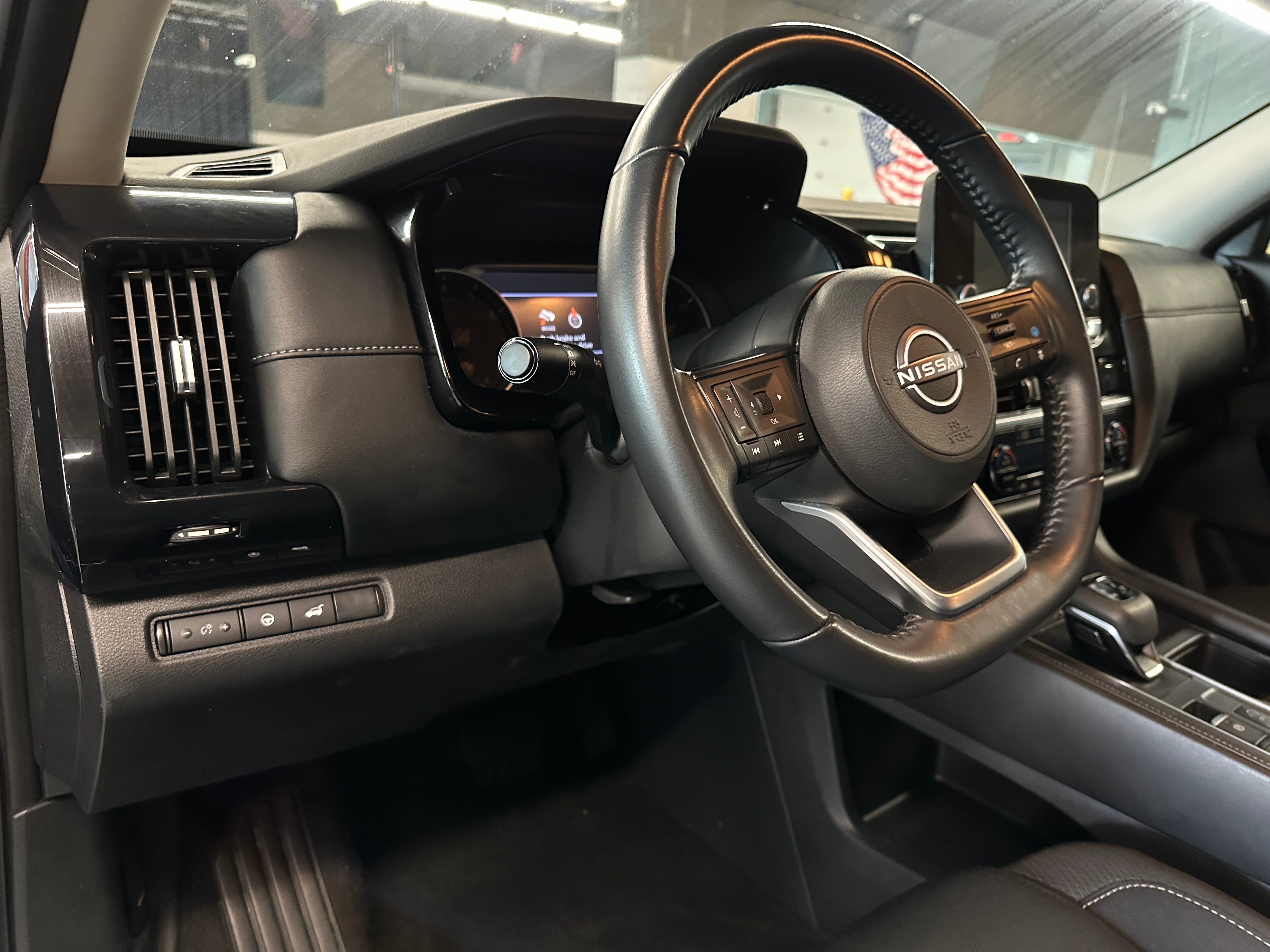 2025 Nissan Pathfinder SV - Photo 12