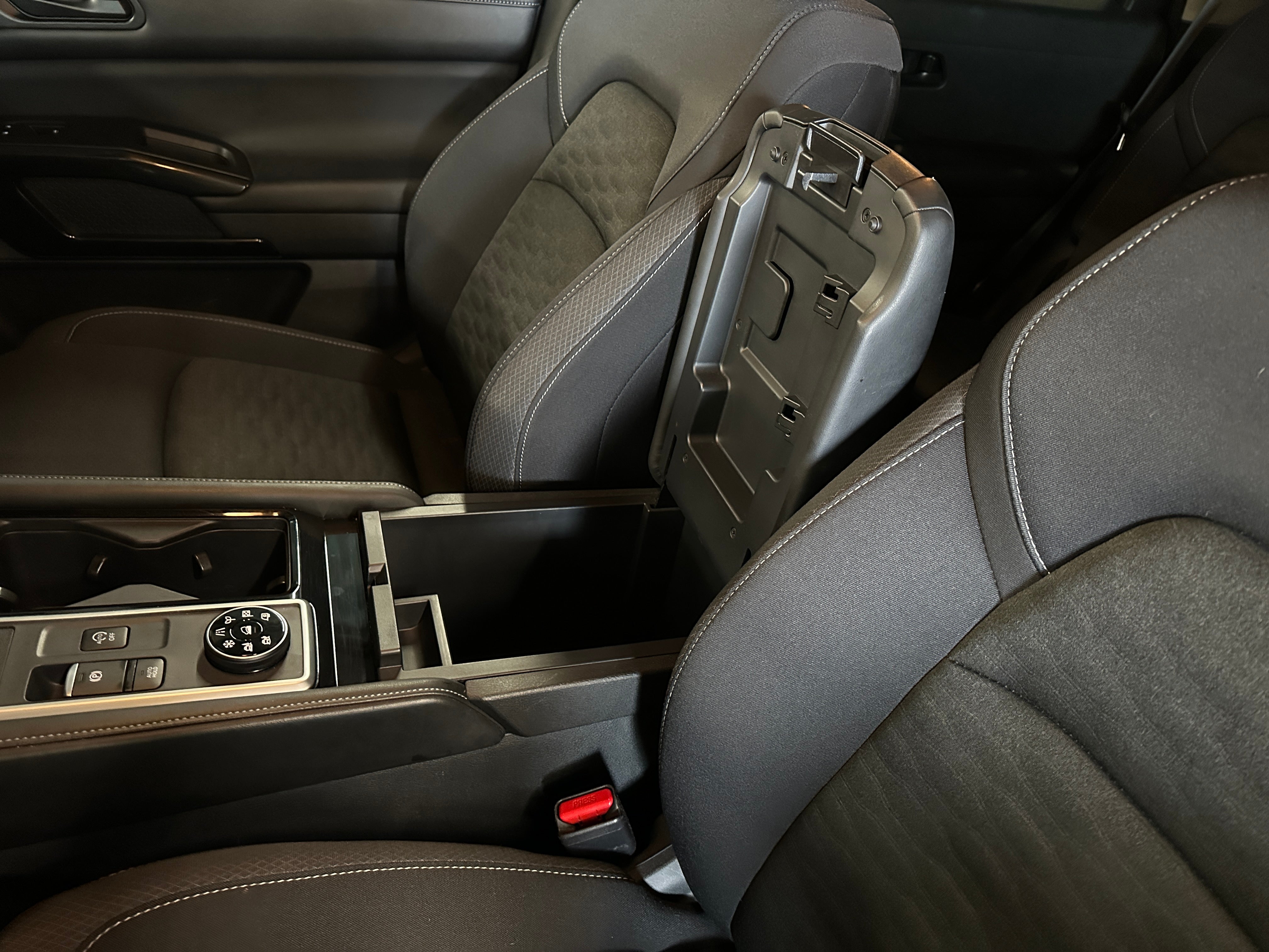 2025 Nissan Pathfinder SV - Photo 17