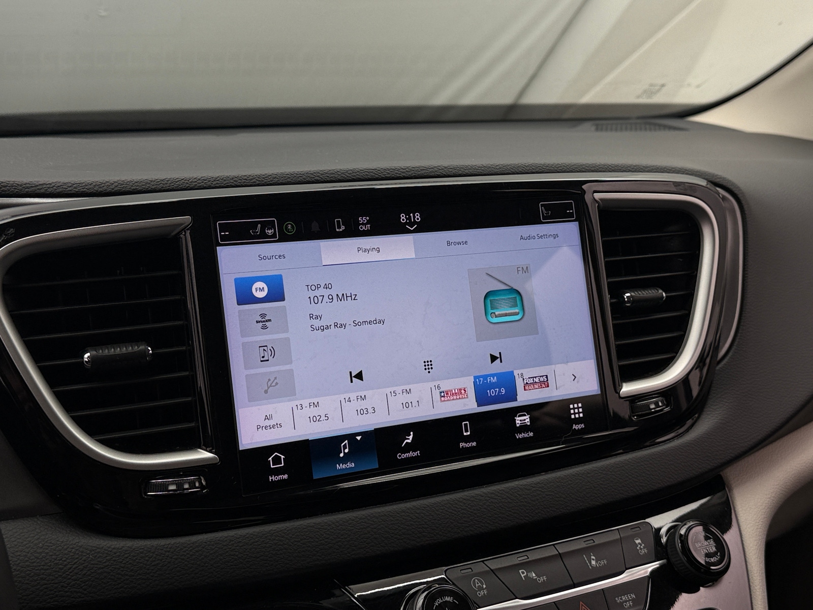 Thumbnail: 2023 Chrysler Pacifica - 3