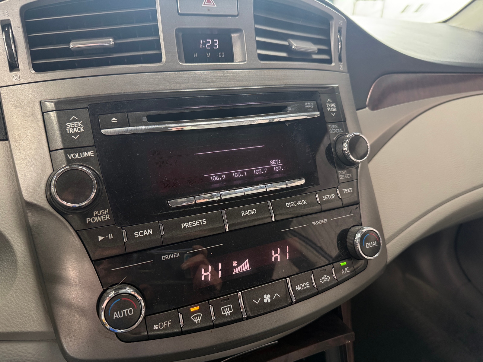 Thumbnail: 2012 Toyota Avalon - 3