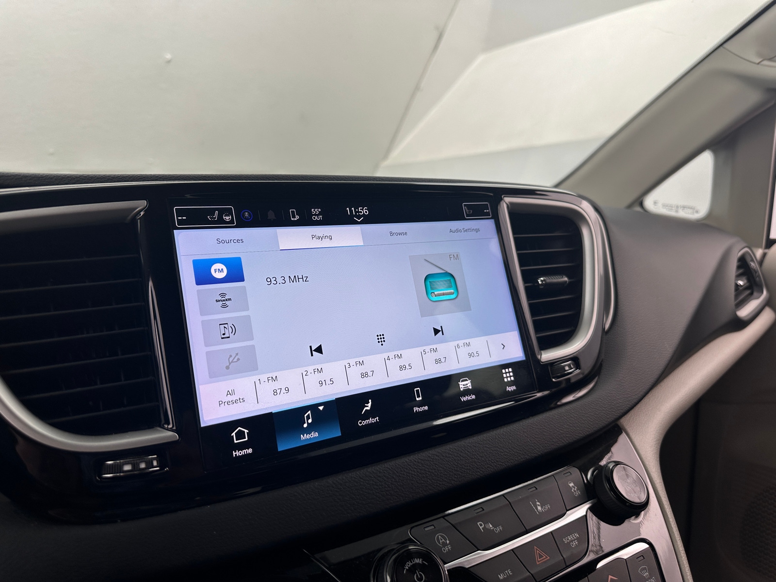 Thumbnail: 2023 Chrysler Pacifica - 3
