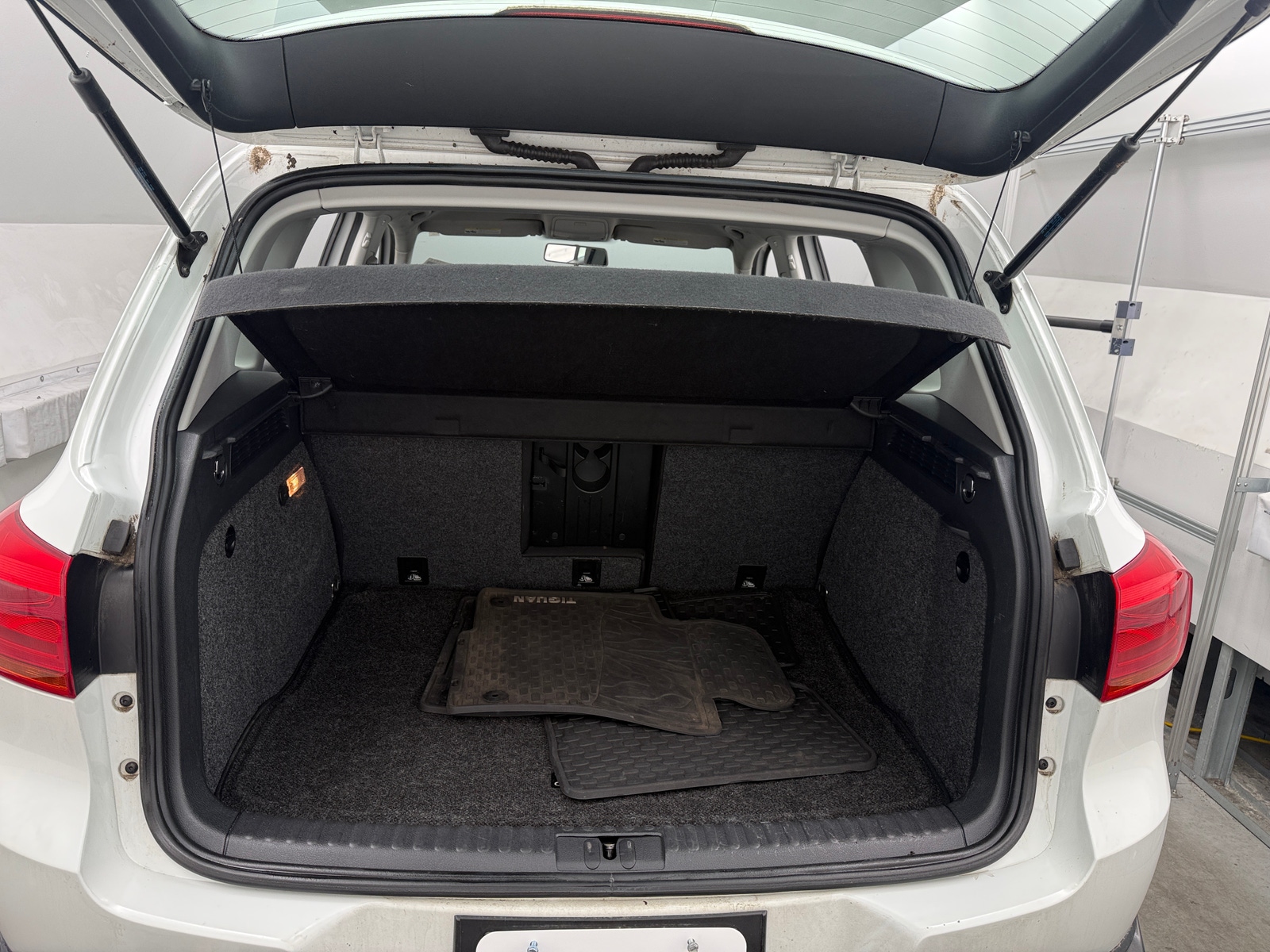 Thumbnail: 2018 Volkswagen Tiguan - 7