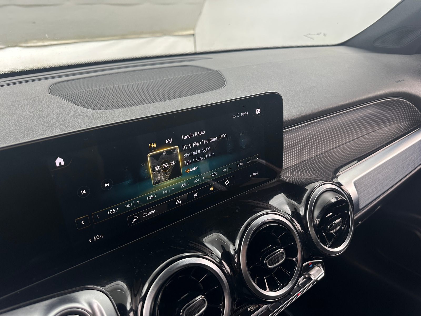 Thumbnail: 2022 Mercedes-Benz GLB - 3