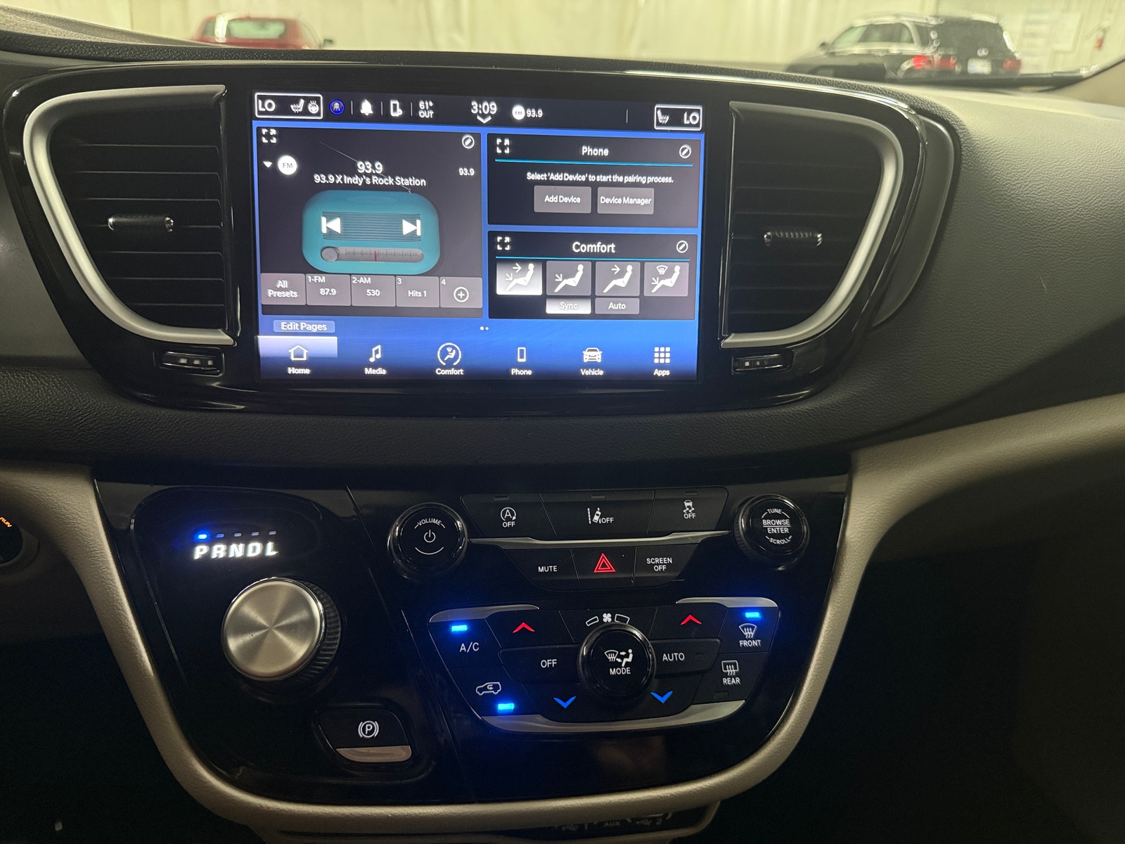 Thumbnail: 2022 Chrysler Pacifica - 3