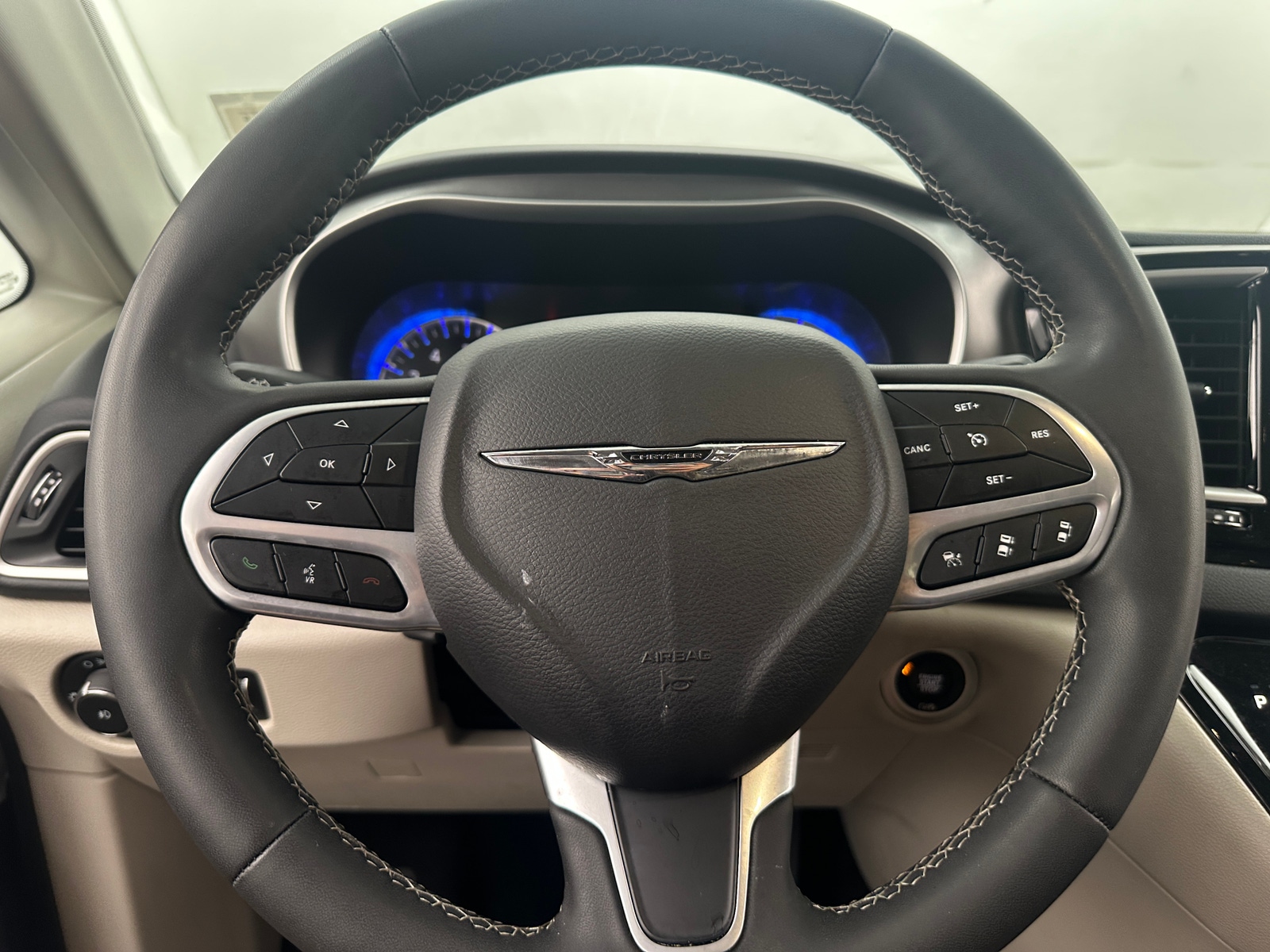 Thumbnail: 2023 Chrysler Pacifica - 4
