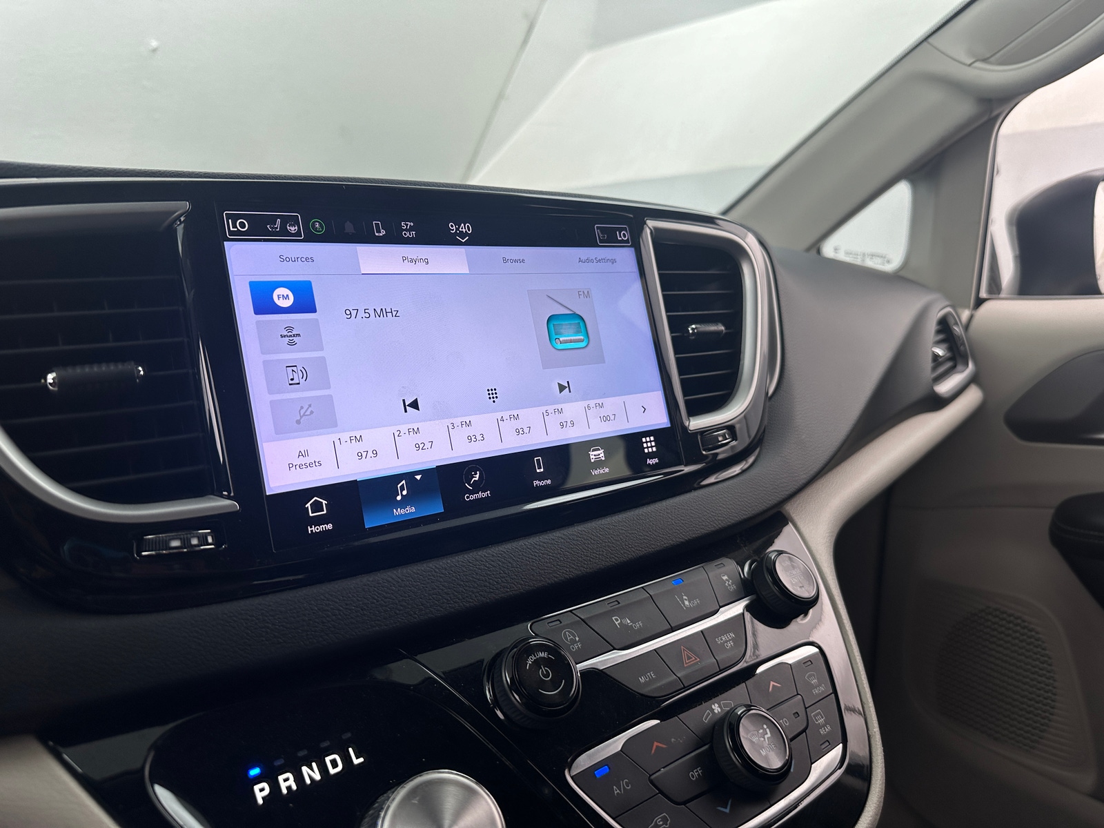 Thumbnail: 2023 Chrysler Pacifica - 3