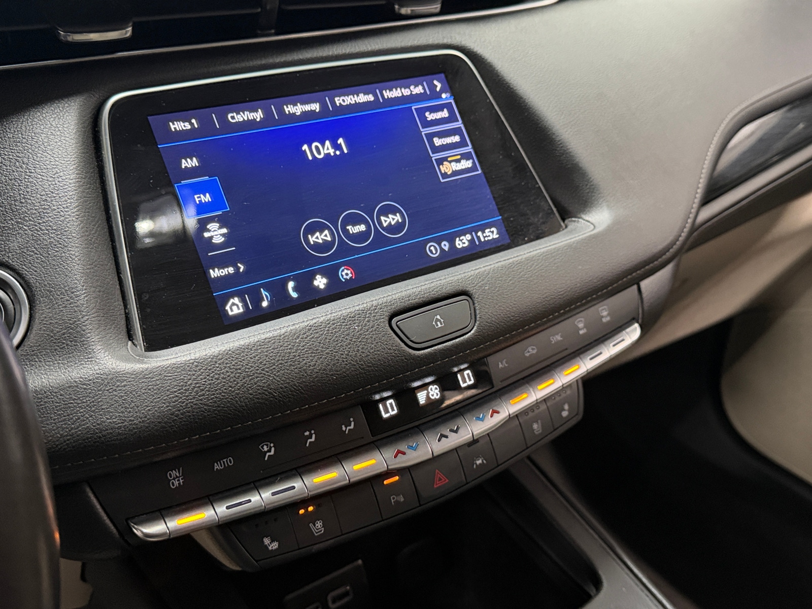 Thumbnail: 2023 Cadillac XT4 - 3
