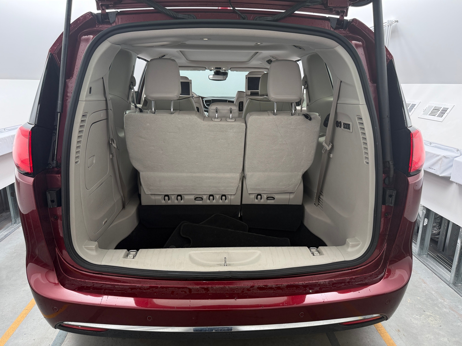 Thumbnail: 2017 Chrysler Pacifica - 6
