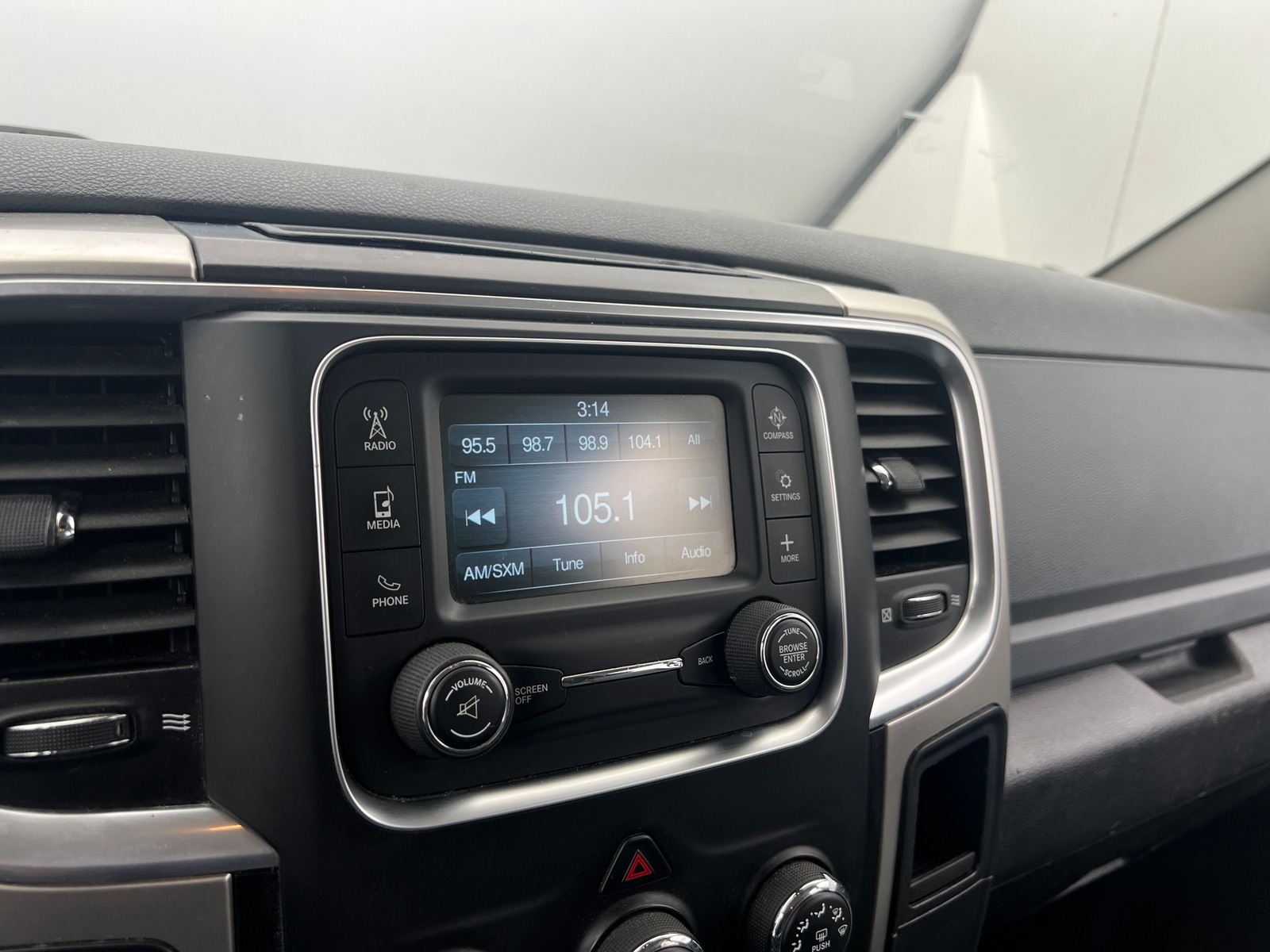 Thumbnail: 2019 RAM 1500 Classic - 4