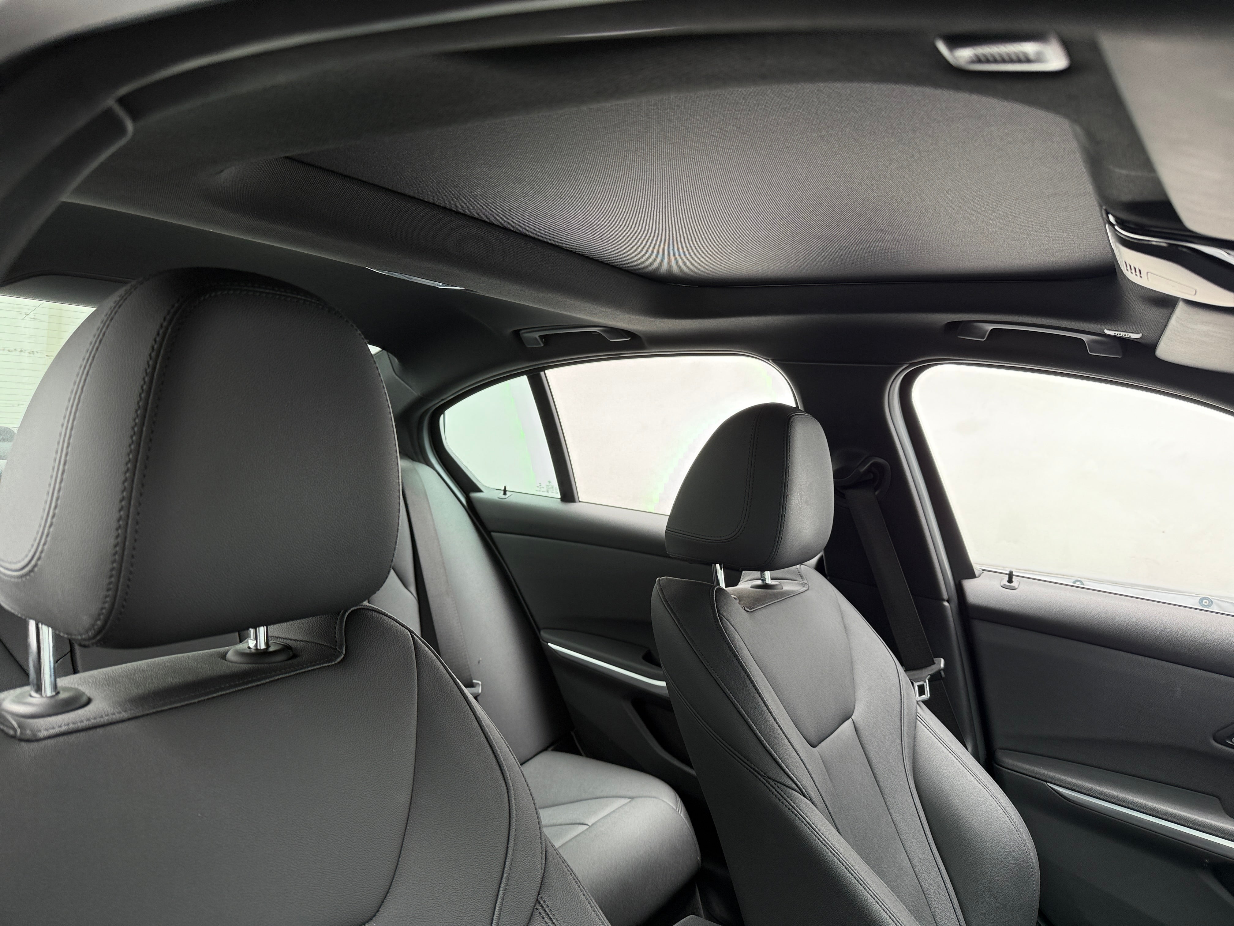 2021 BMW 3 Series 330e - Photo 4