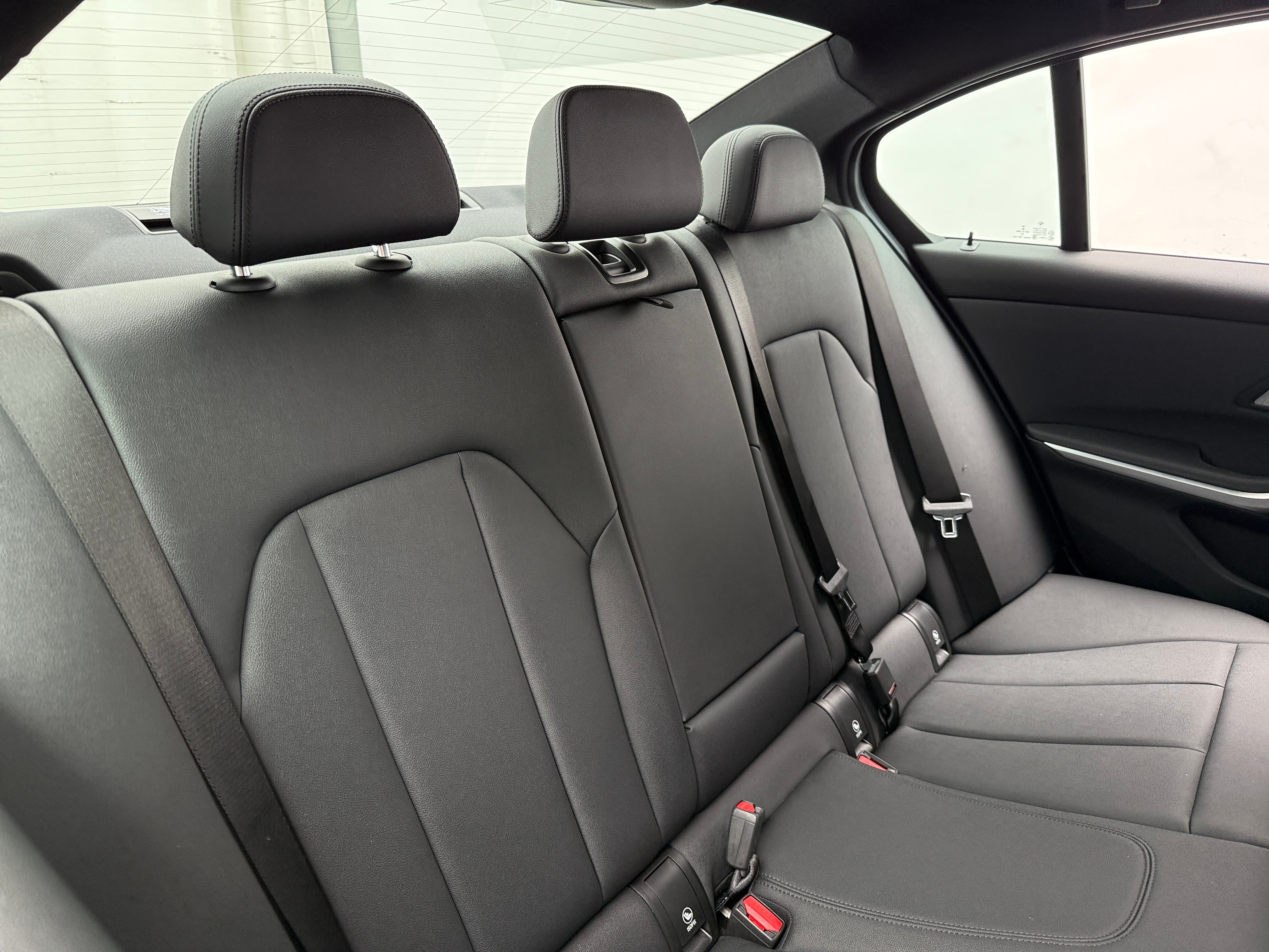 2021 BMW 3 Series 330e - Photo 5