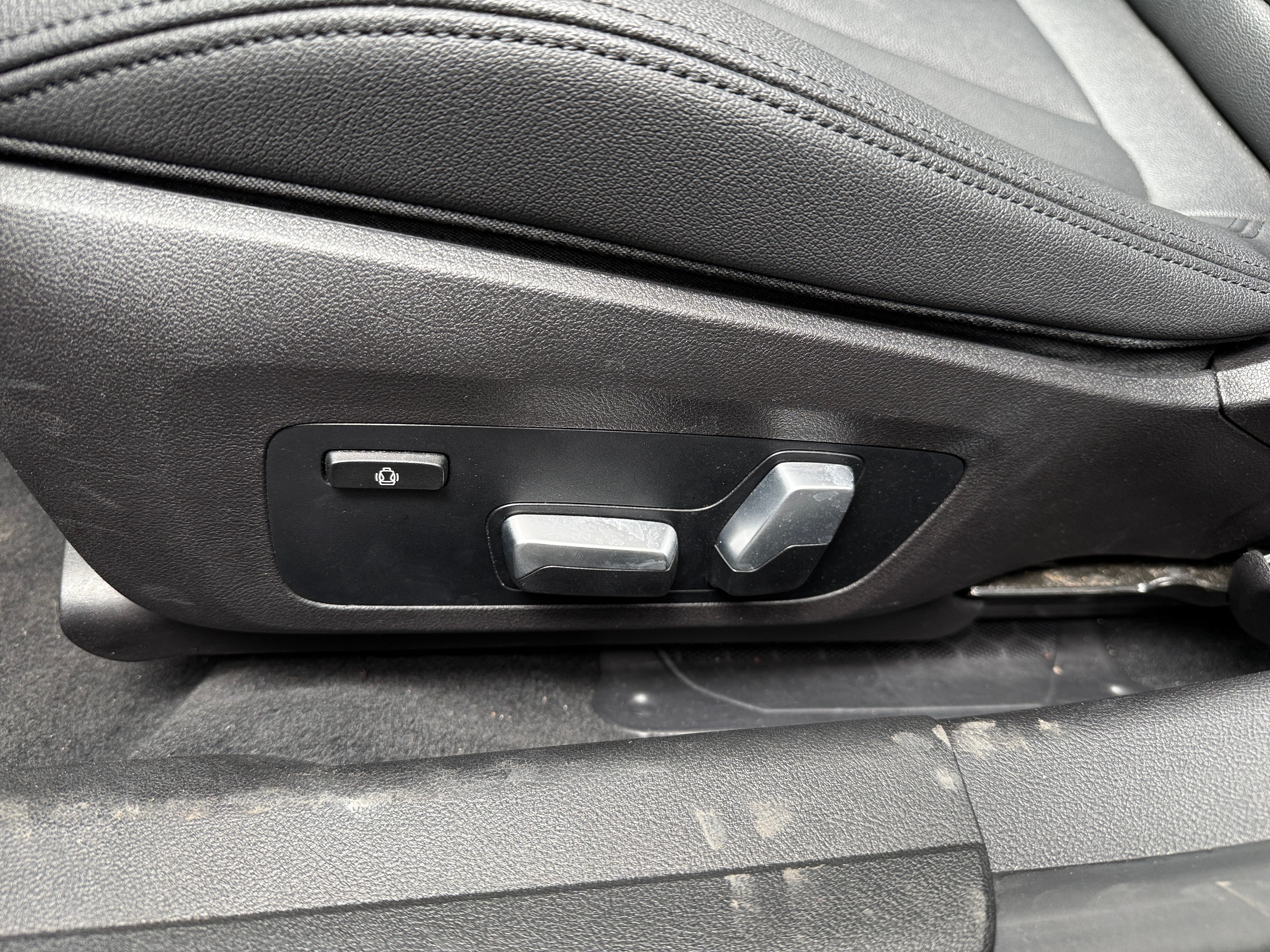 2021 BMW 3 Series 330e - Photo 2