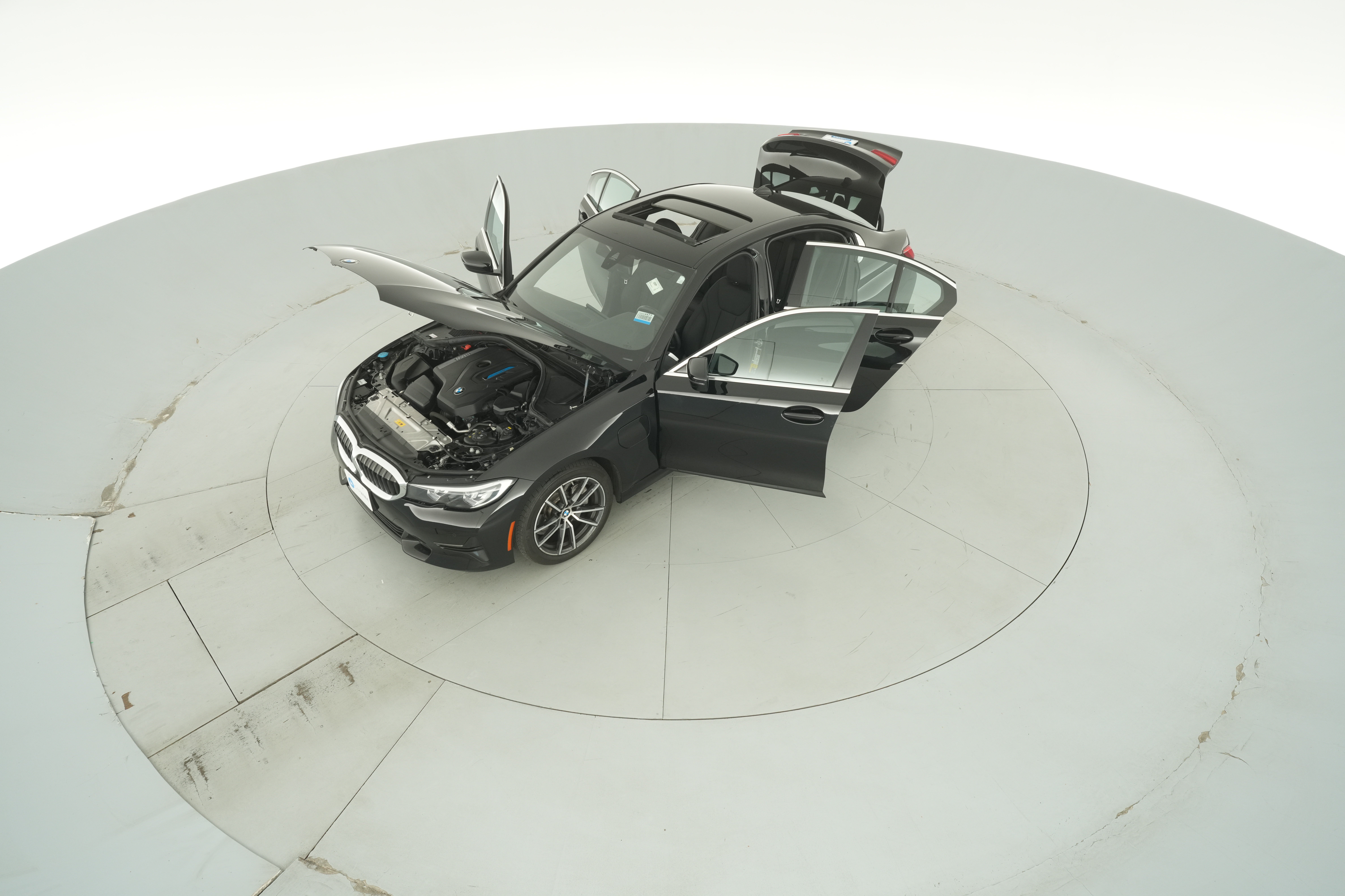 2021 BMW 3 Series 330e - Photo 40