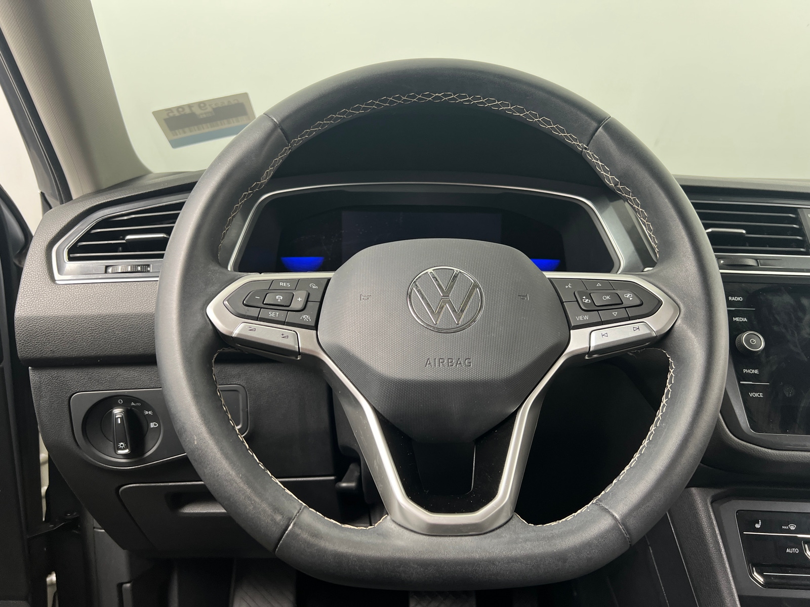 Thumbnail: 2023 Volkswagen Tiguan - 4