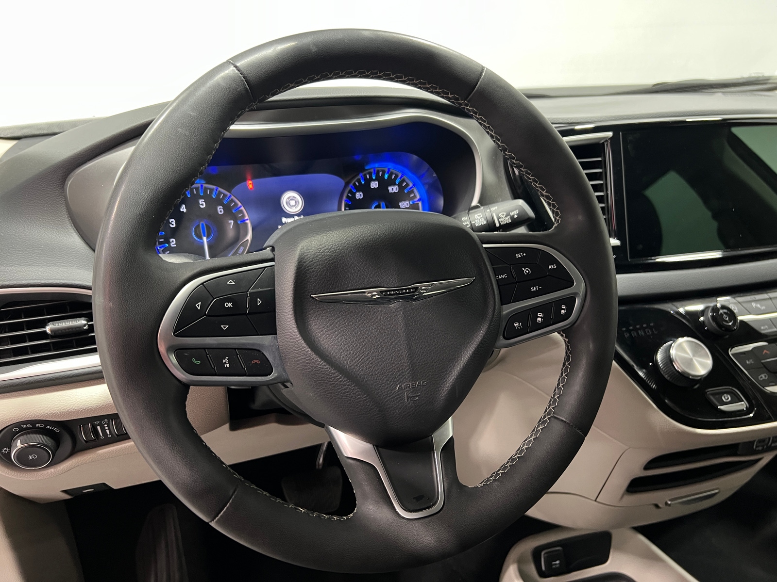 Thumbnail: 2023 Chrysler Pacifica - 4