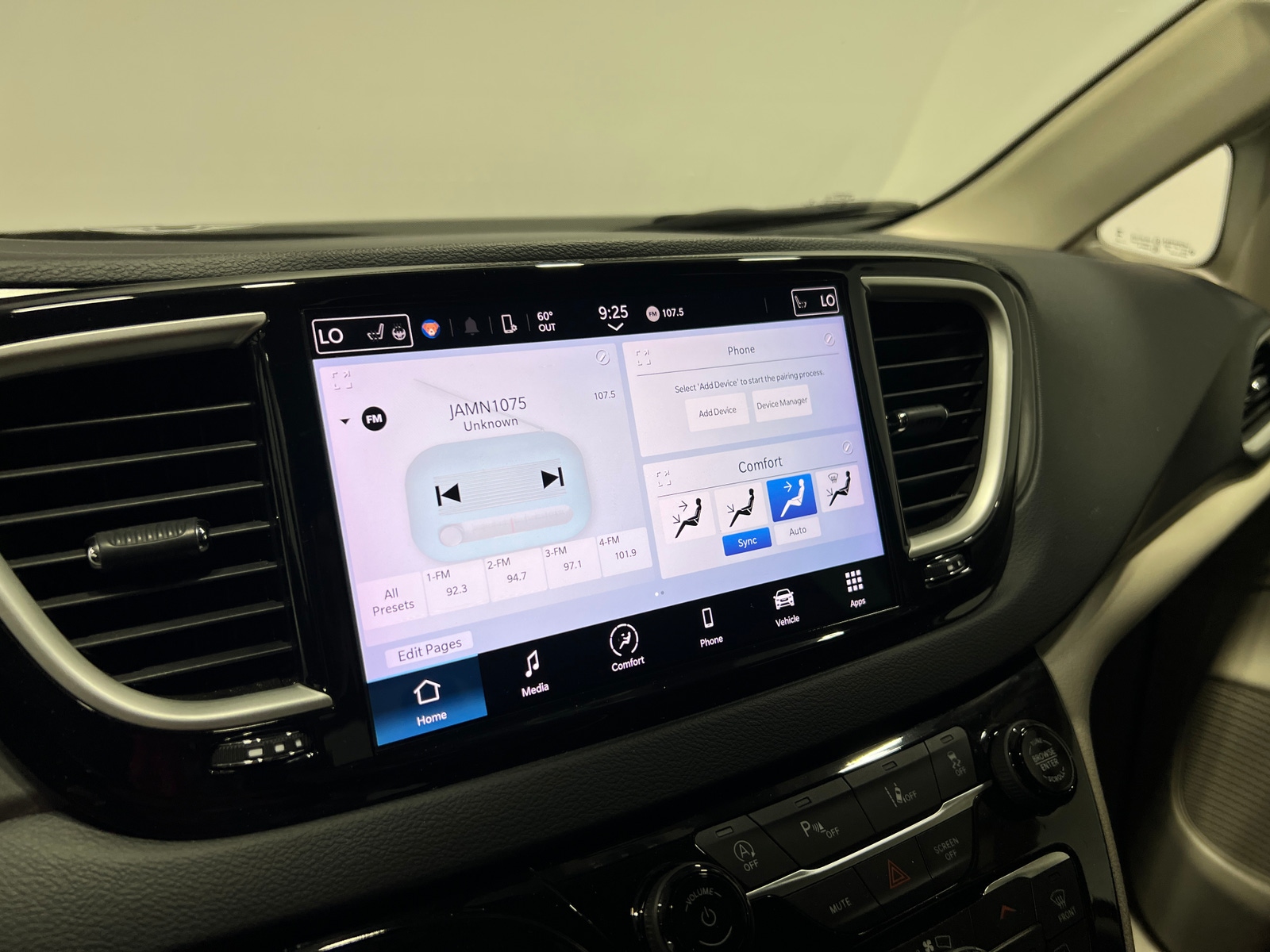 Thumbnail: 2023 Chrysler Pacifica - 3