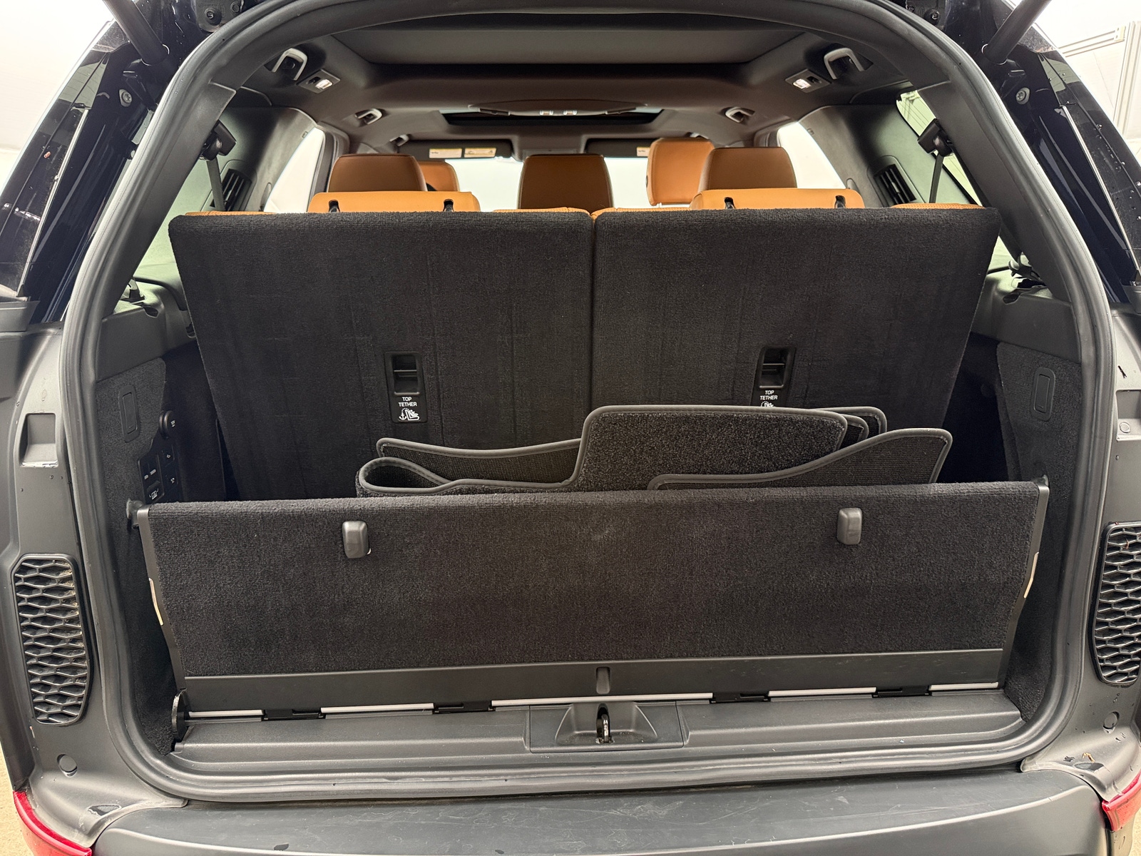 Thumbnail: 2019 Land Rover Discovery - 6