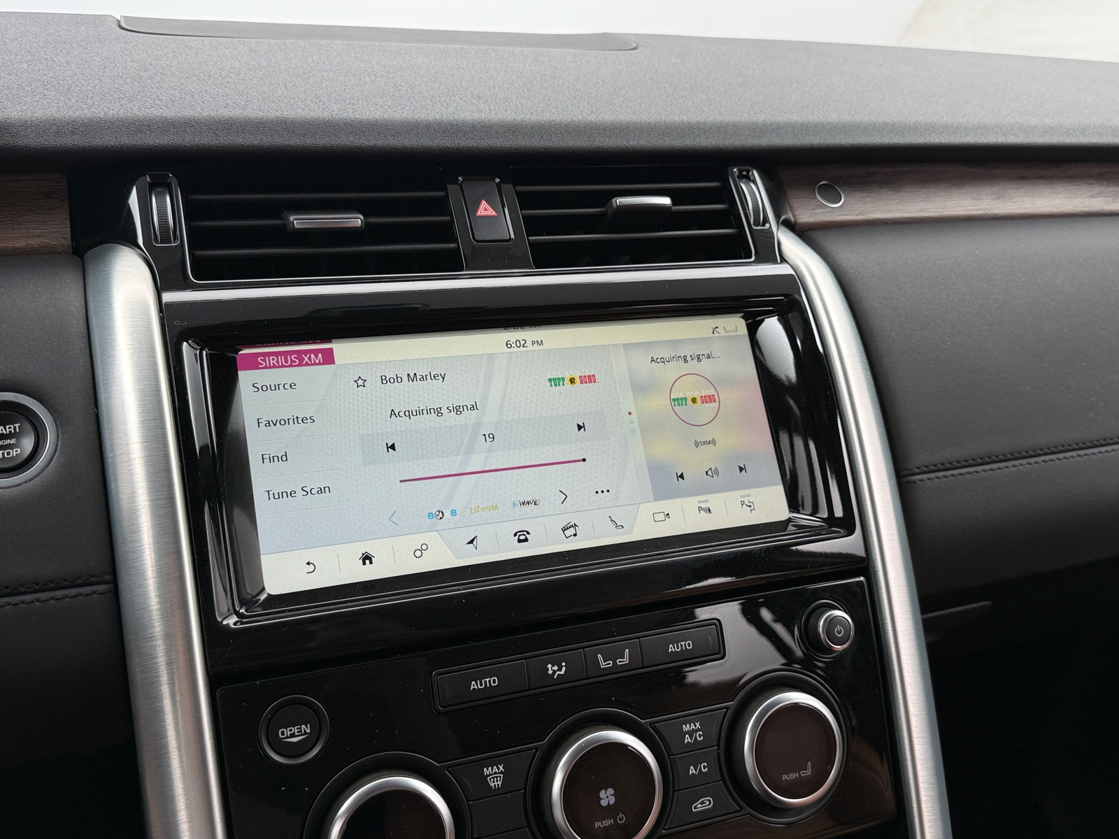 Thumbnail: 2019 Land Rover Discovery - 3