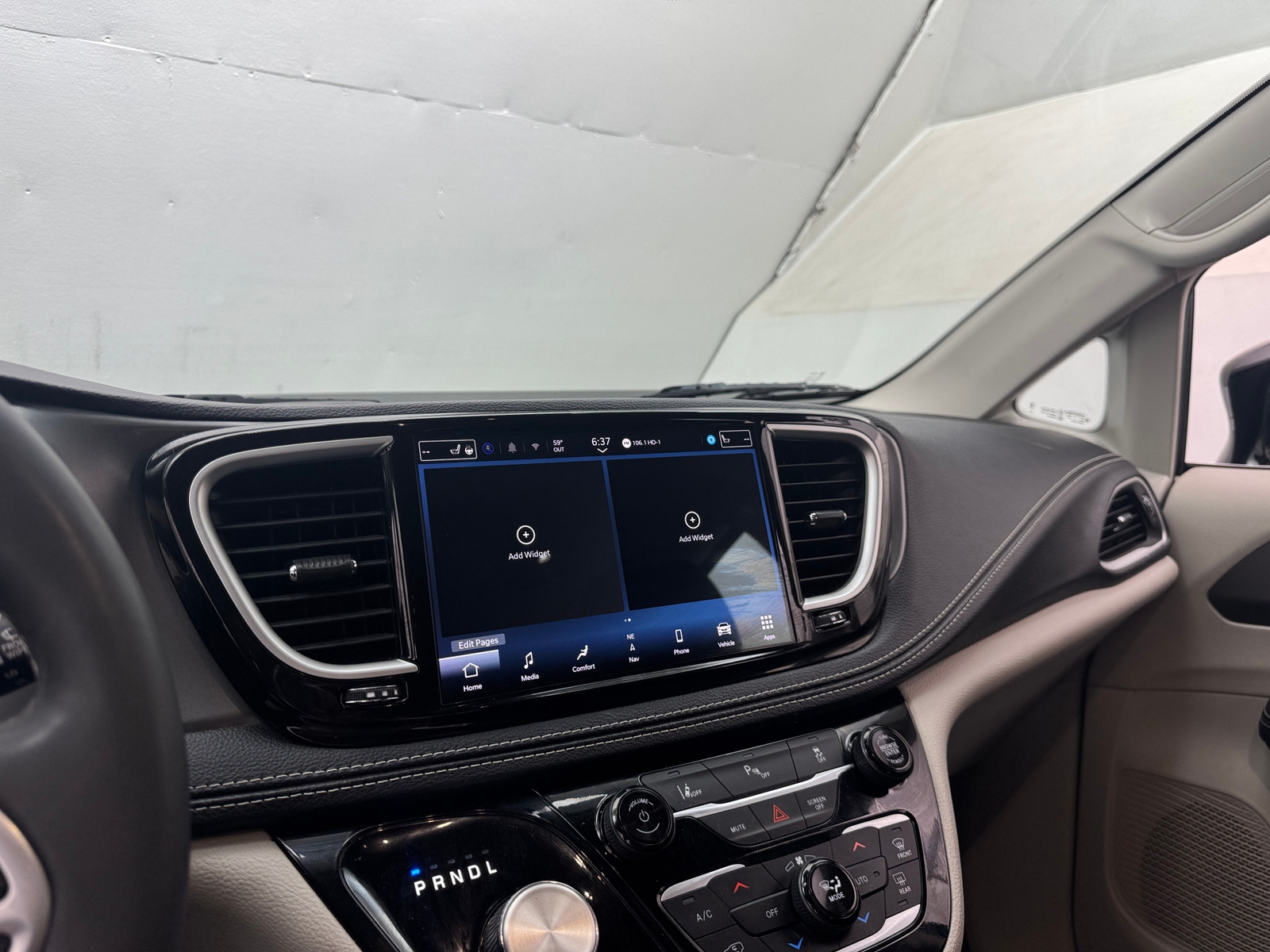Thumbnail: 2024 Chrysler Pacifica - 3