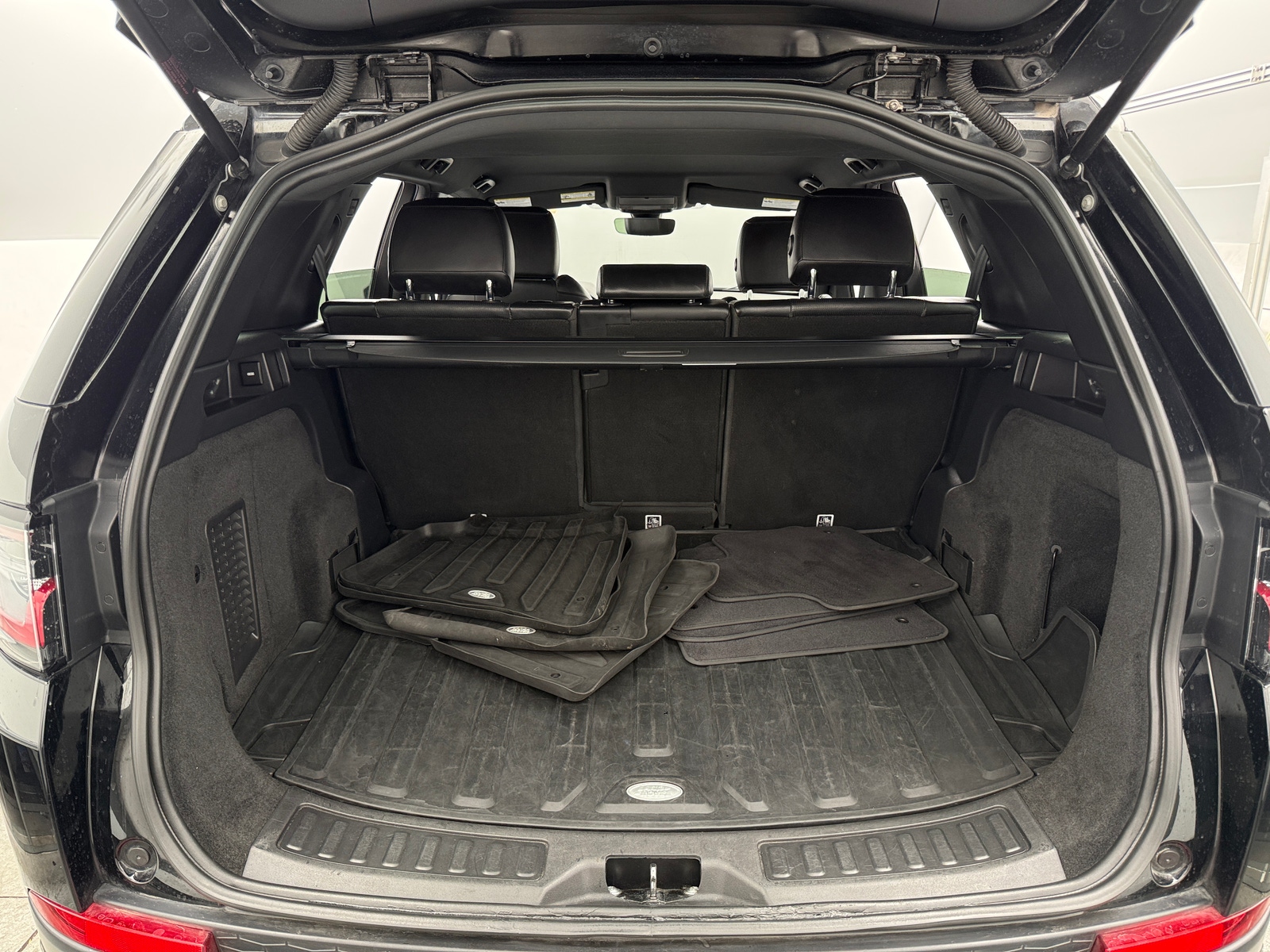 Thumbnail: 2020 Land Rover Discovery Sport - 6