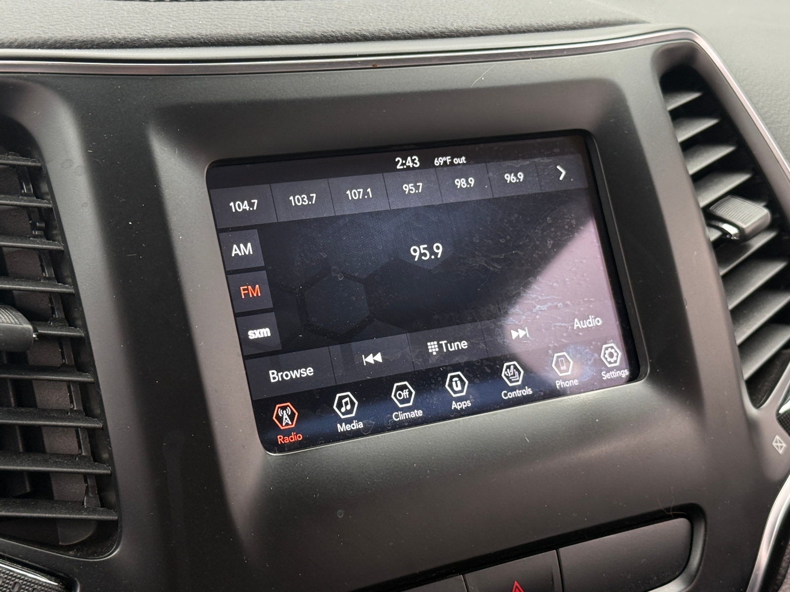 Thumbnail: 2019 Jeep Cherokee - 4
