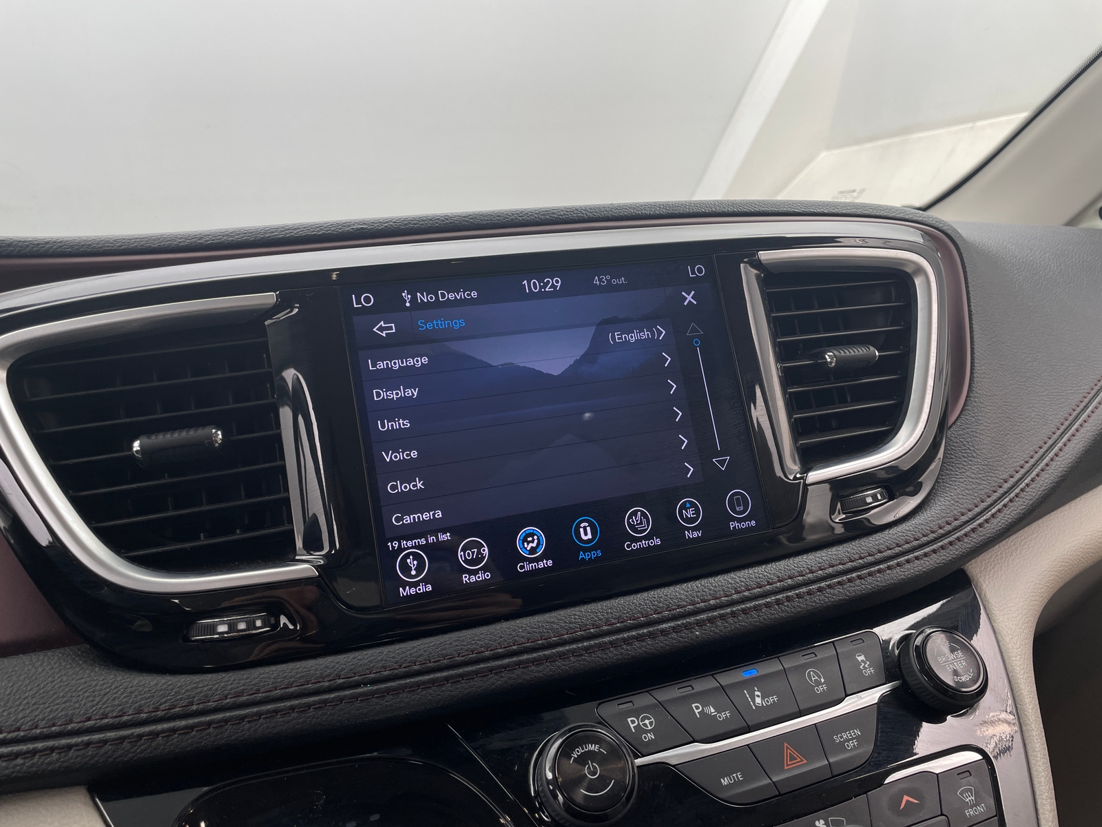 Thumbnail: 2018 Chrysler Pacifica - 3