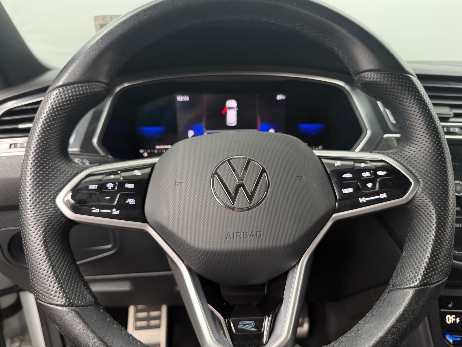 Thumbnail: 2023 Volkswagen Tiguan - 4